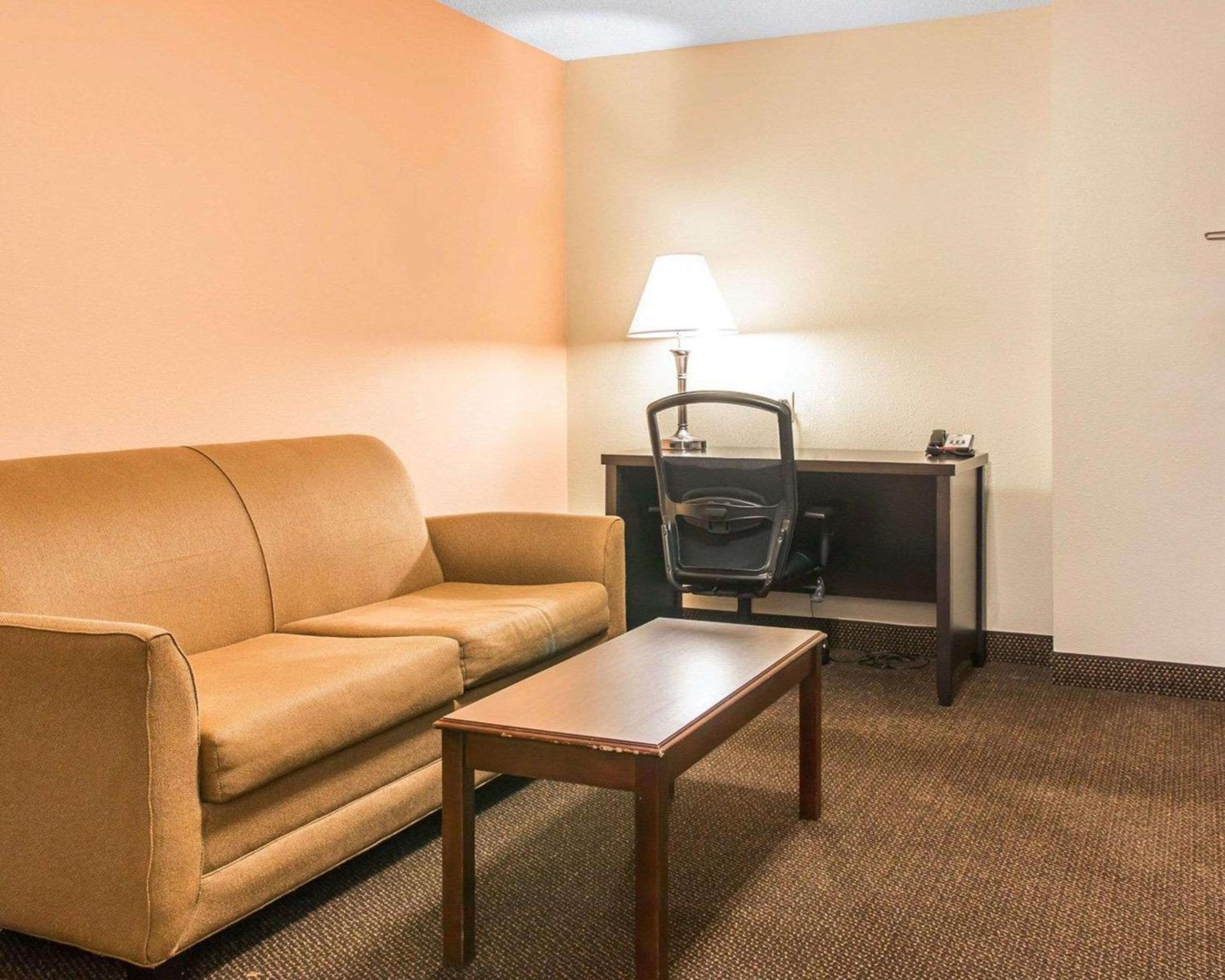 King Suite with Sofa Bed - Non-Smoking - Photo 3