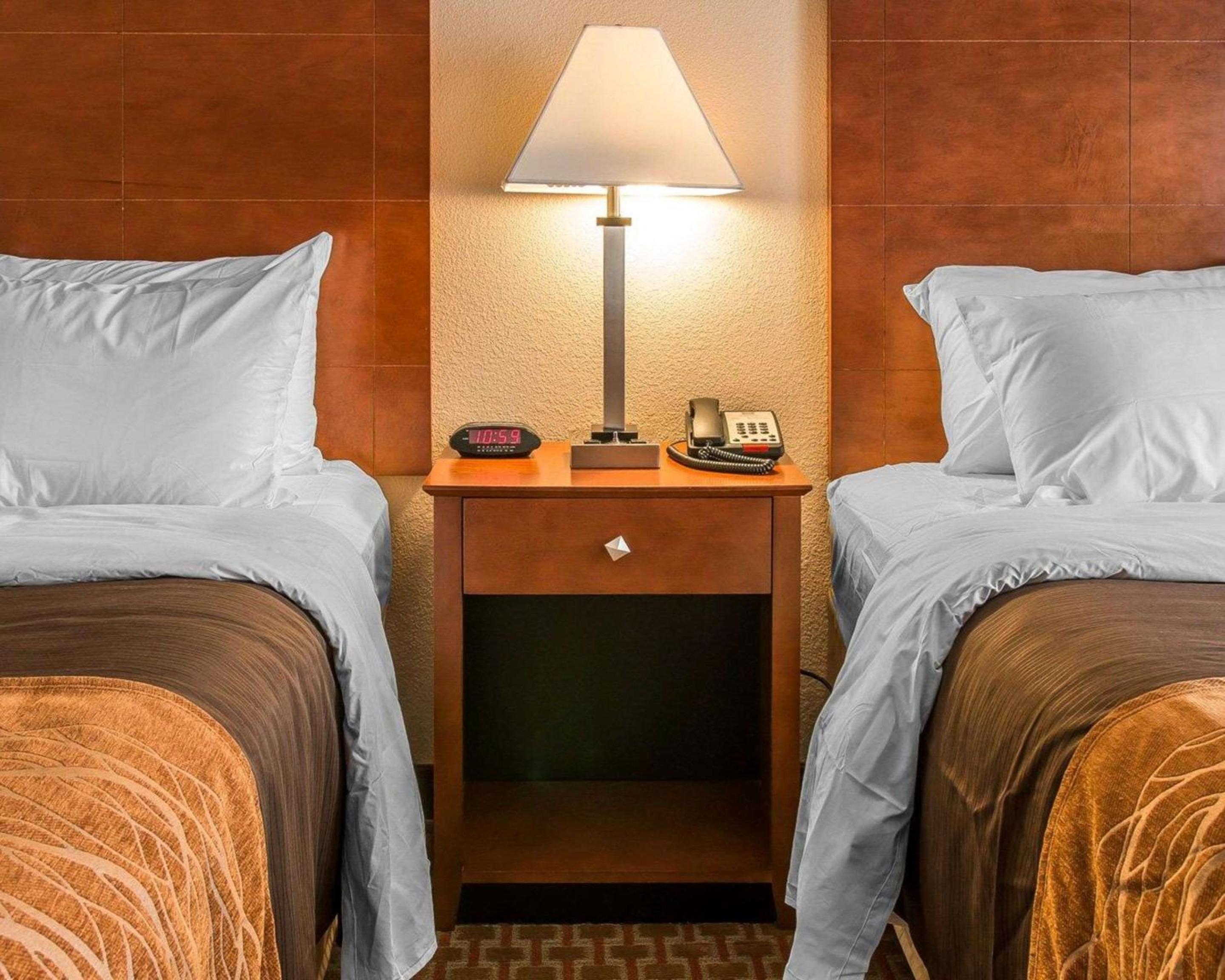 Queen Room with Two Queen Beds - Non-Smoking - Photo 1