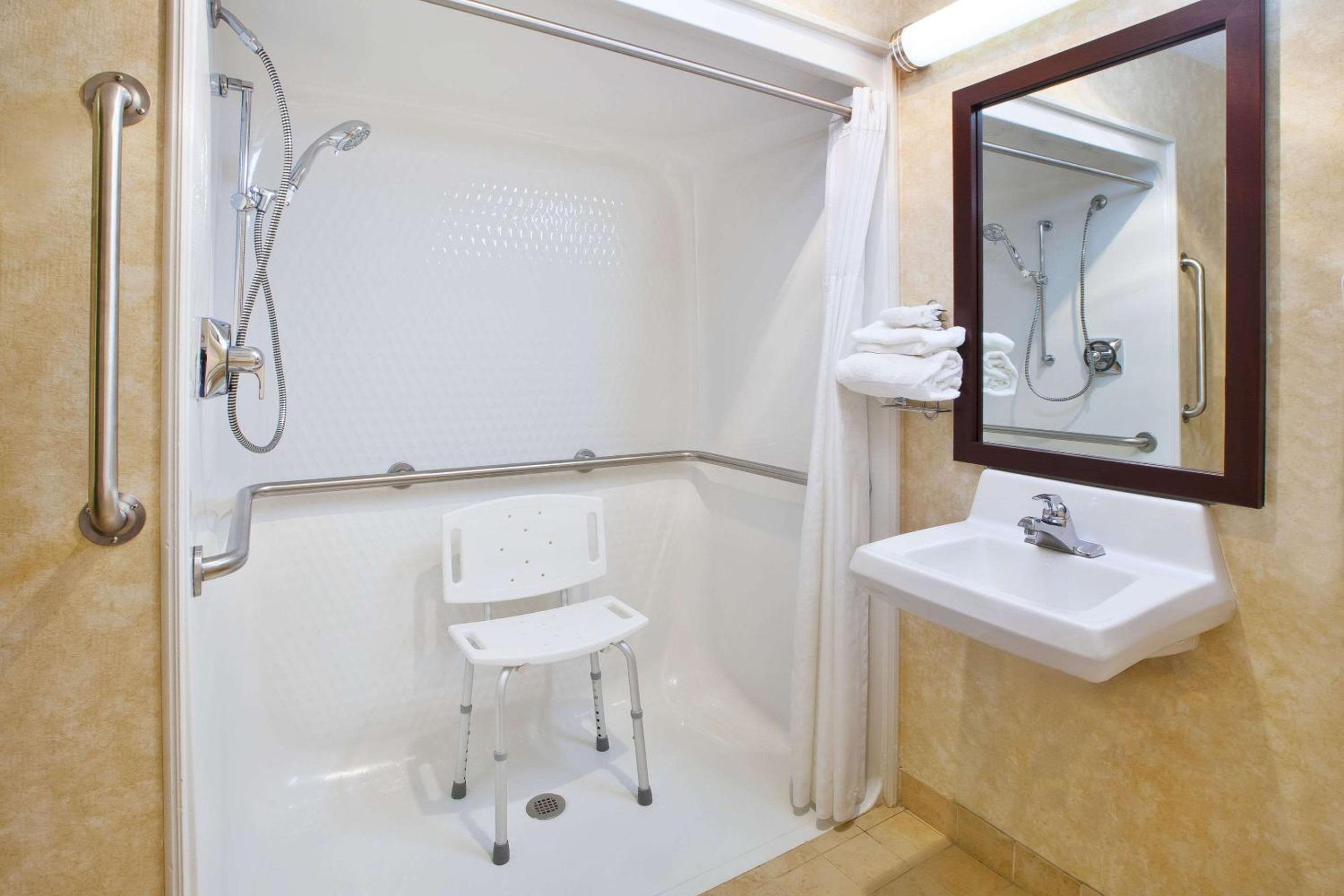 Double Room with Roll-In Shower - Accessible/Non-Smoking