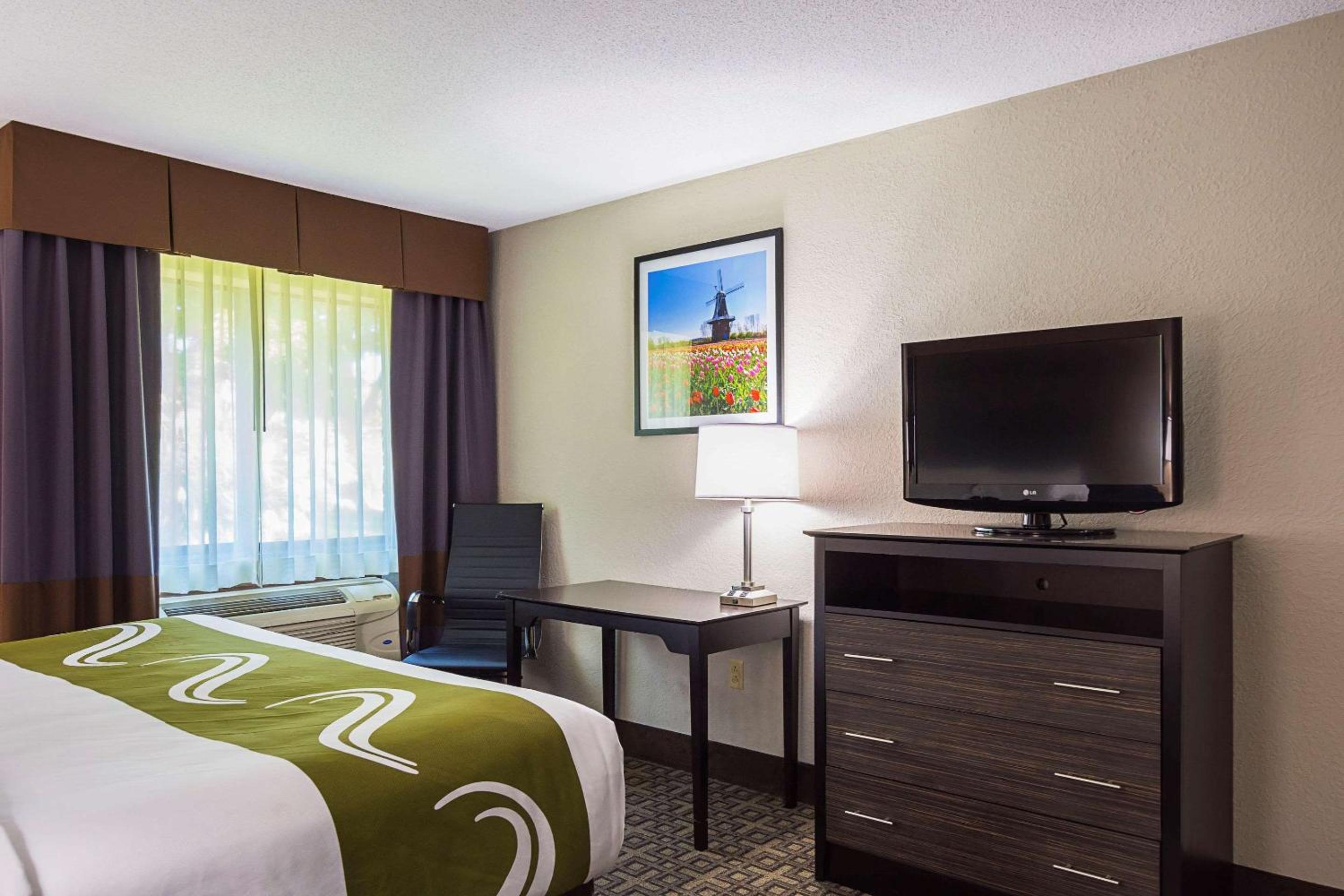 Queen Room with Two Queen Beds - Accessible/Non-Smoking  - Photo 4