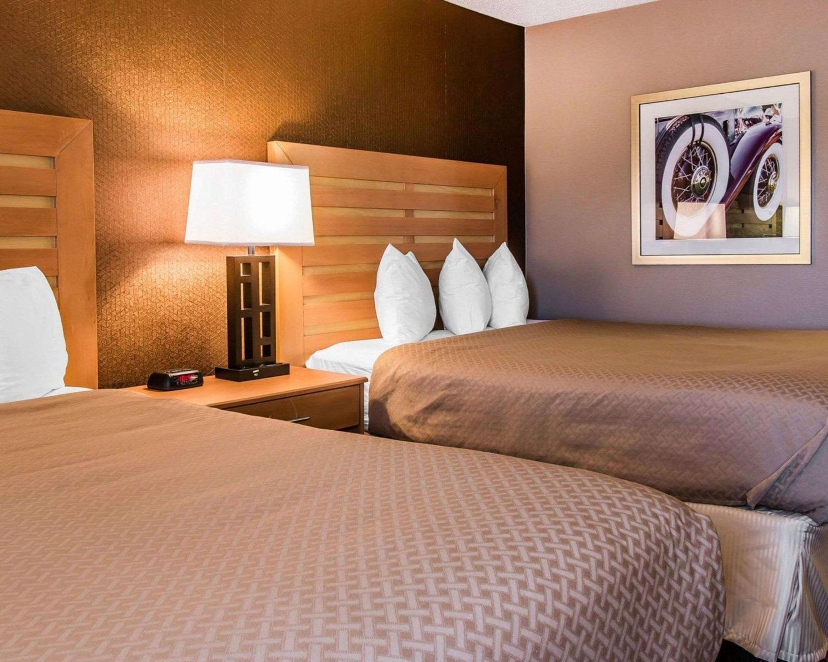 Queen Room with Two Queen Beds - Non-Smoking - Photo 3