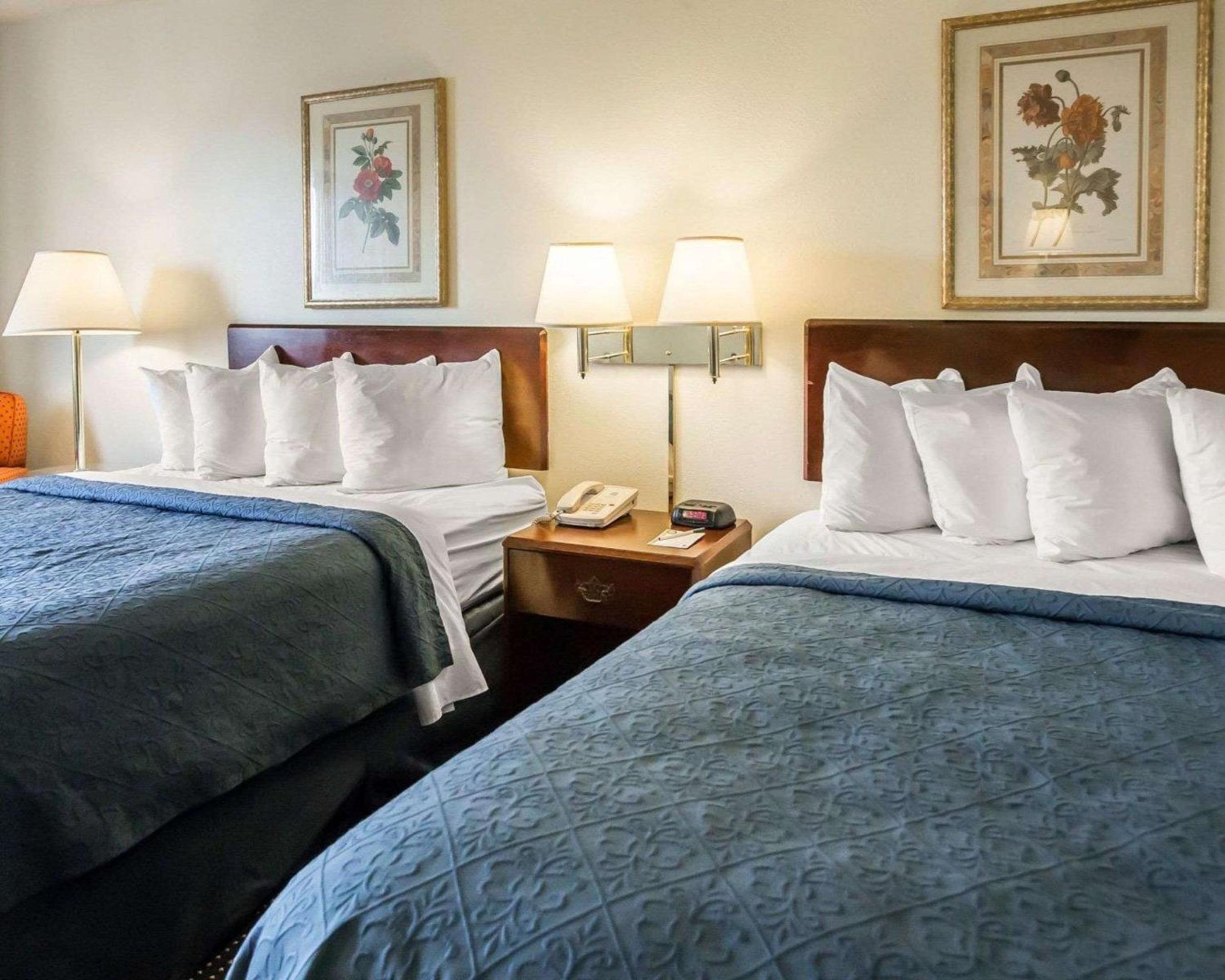 Queen Room with Two Queen Beds - Non-Smoking photo 1