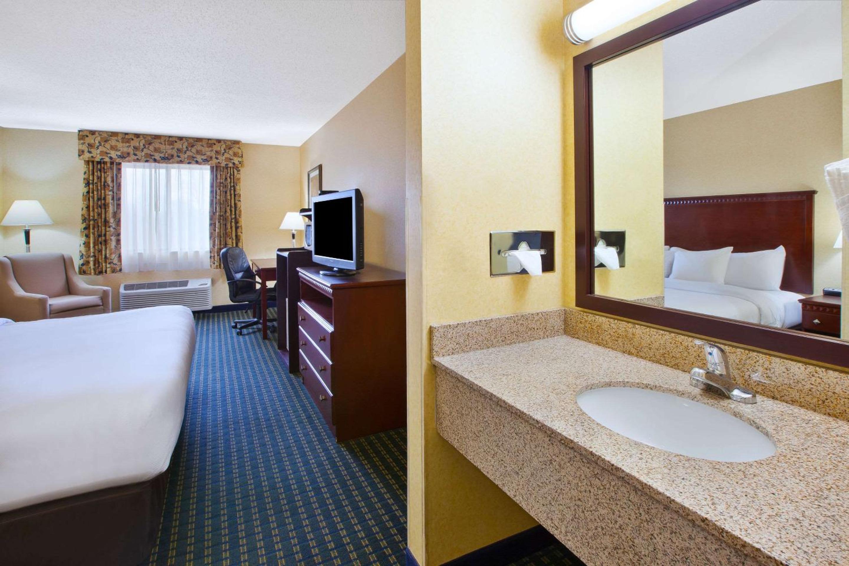 King Room - Non-Smoking - Photo 3