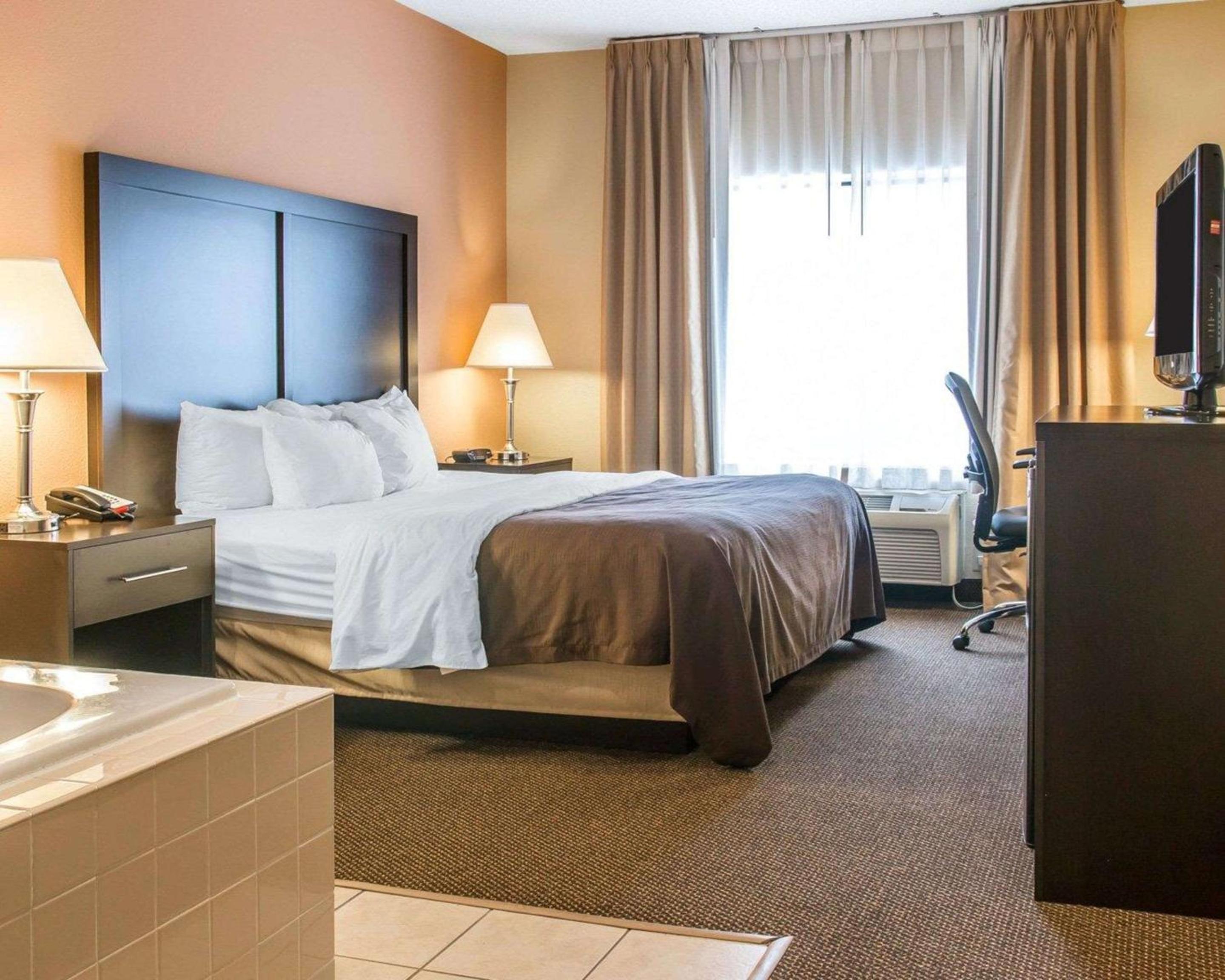 King Suite with Spa Bath - Photo 4
