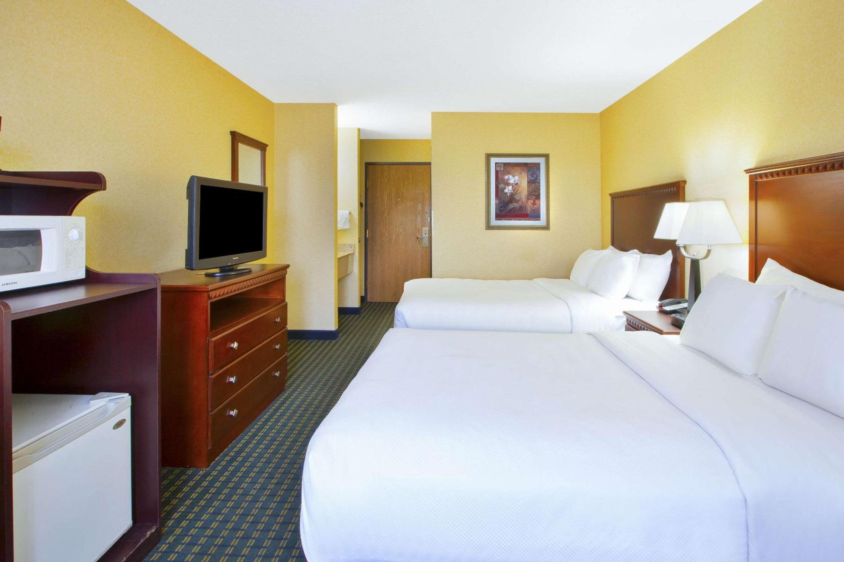 Double Room with Two Double Beds - Non-Smoking - Photo 2