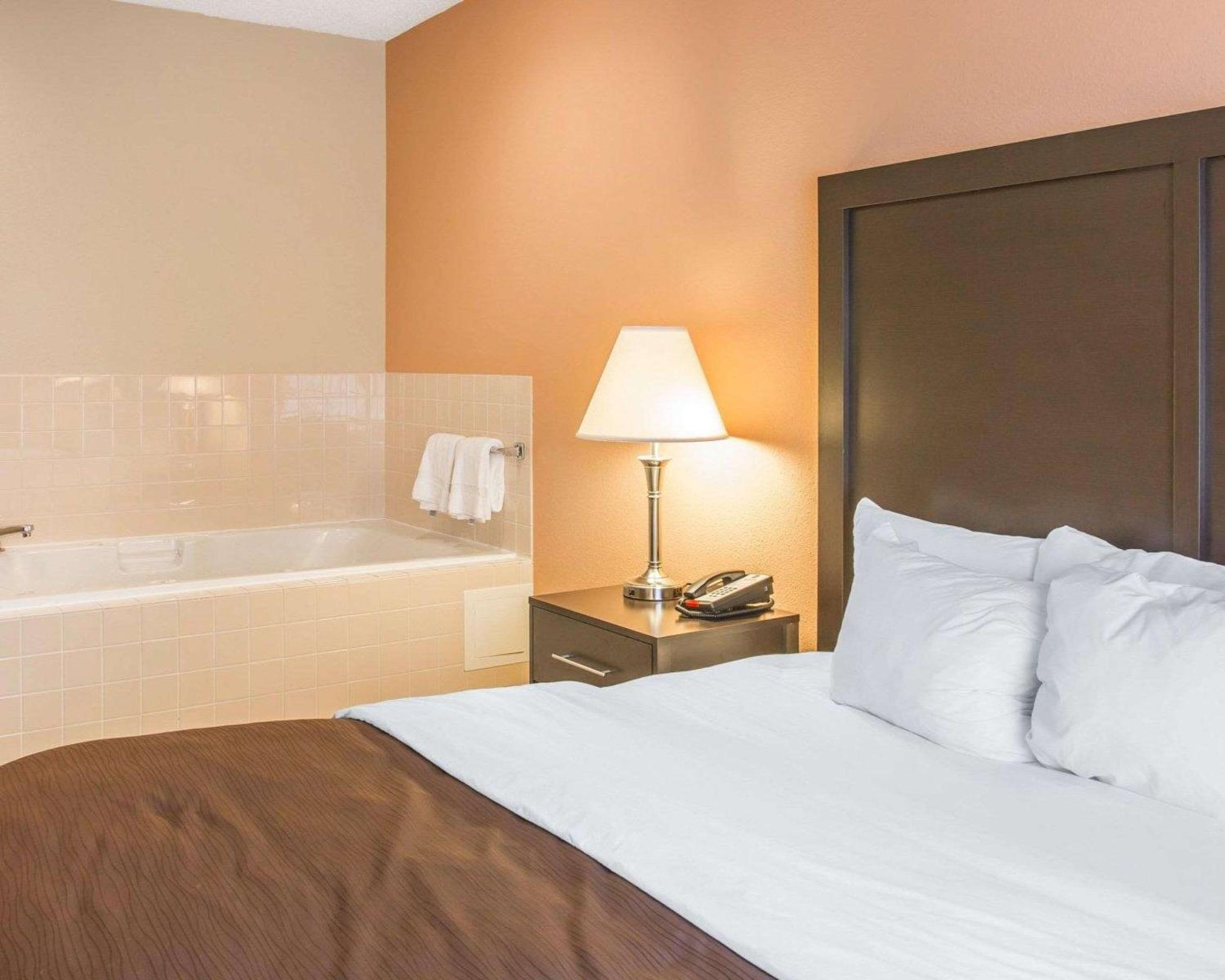King Suite with Spa Bath - Photo 5