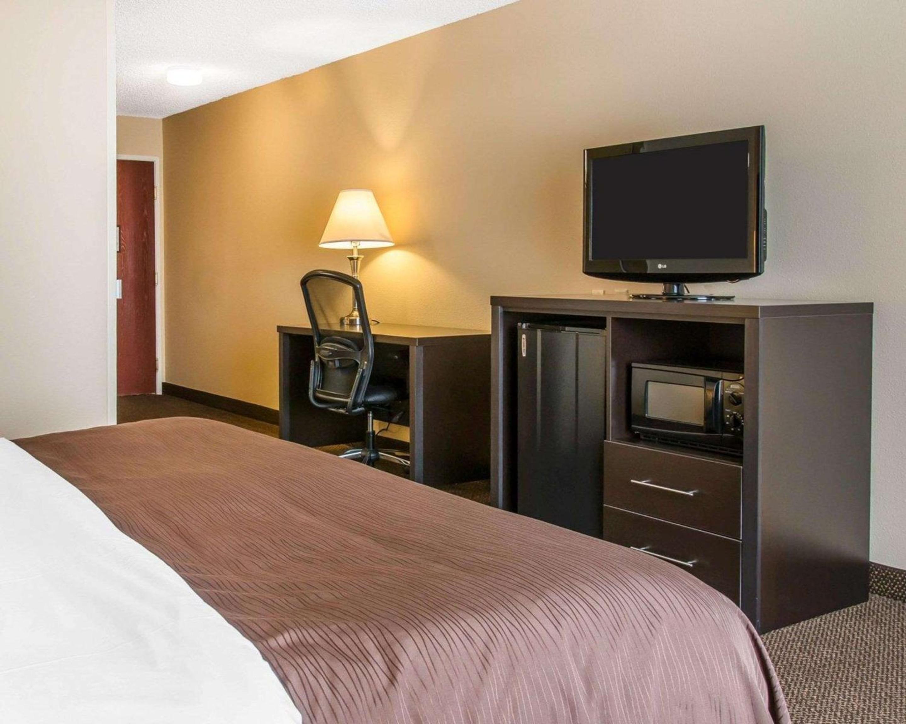 Standard King Room with Tub - Accessible/Non-Smoking - Photo 2