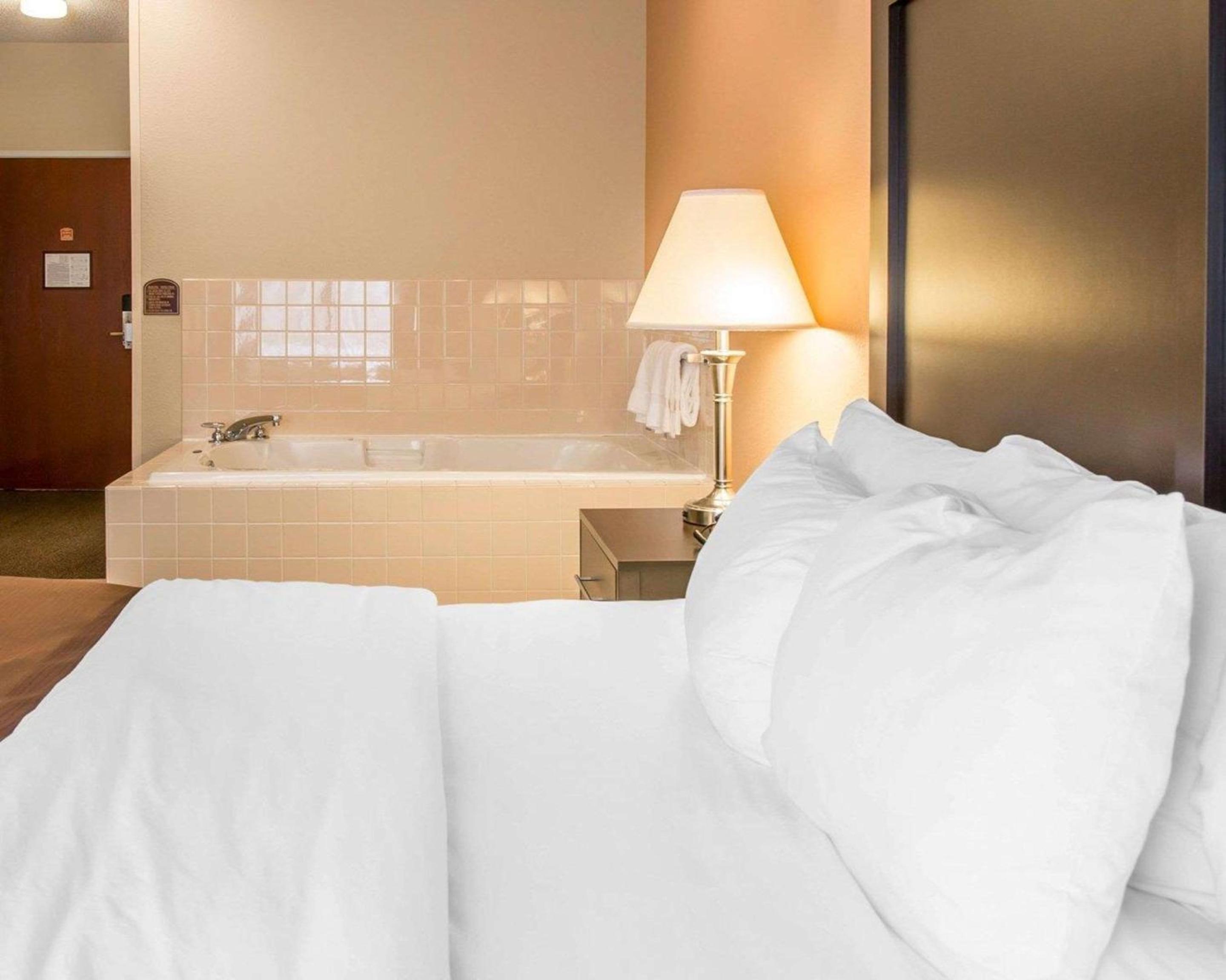 King Suite with Spa Bath - Photo 2