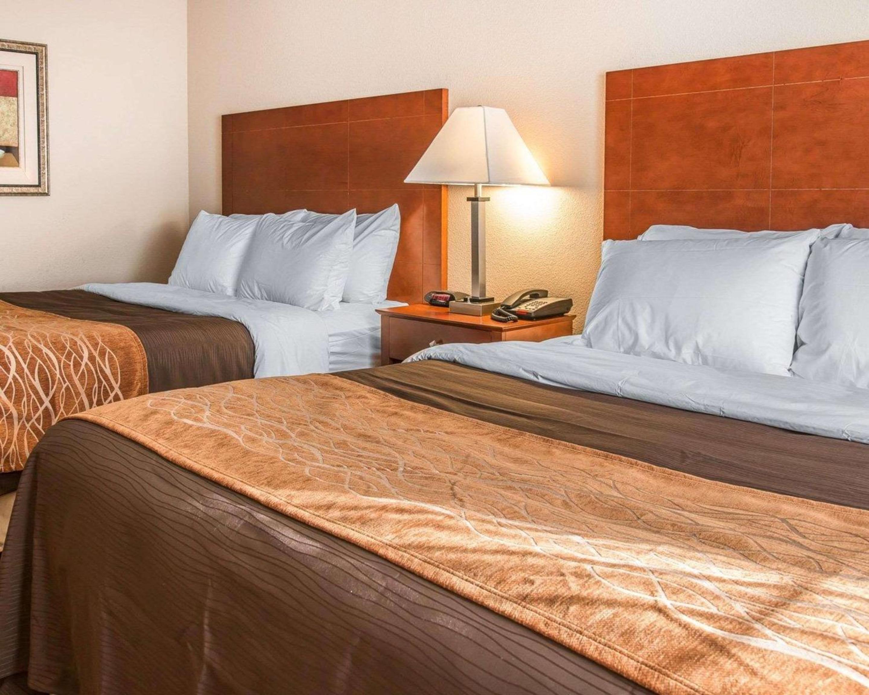 Queen Room with Two Queen Beds - Non-Smoking - Photo 4