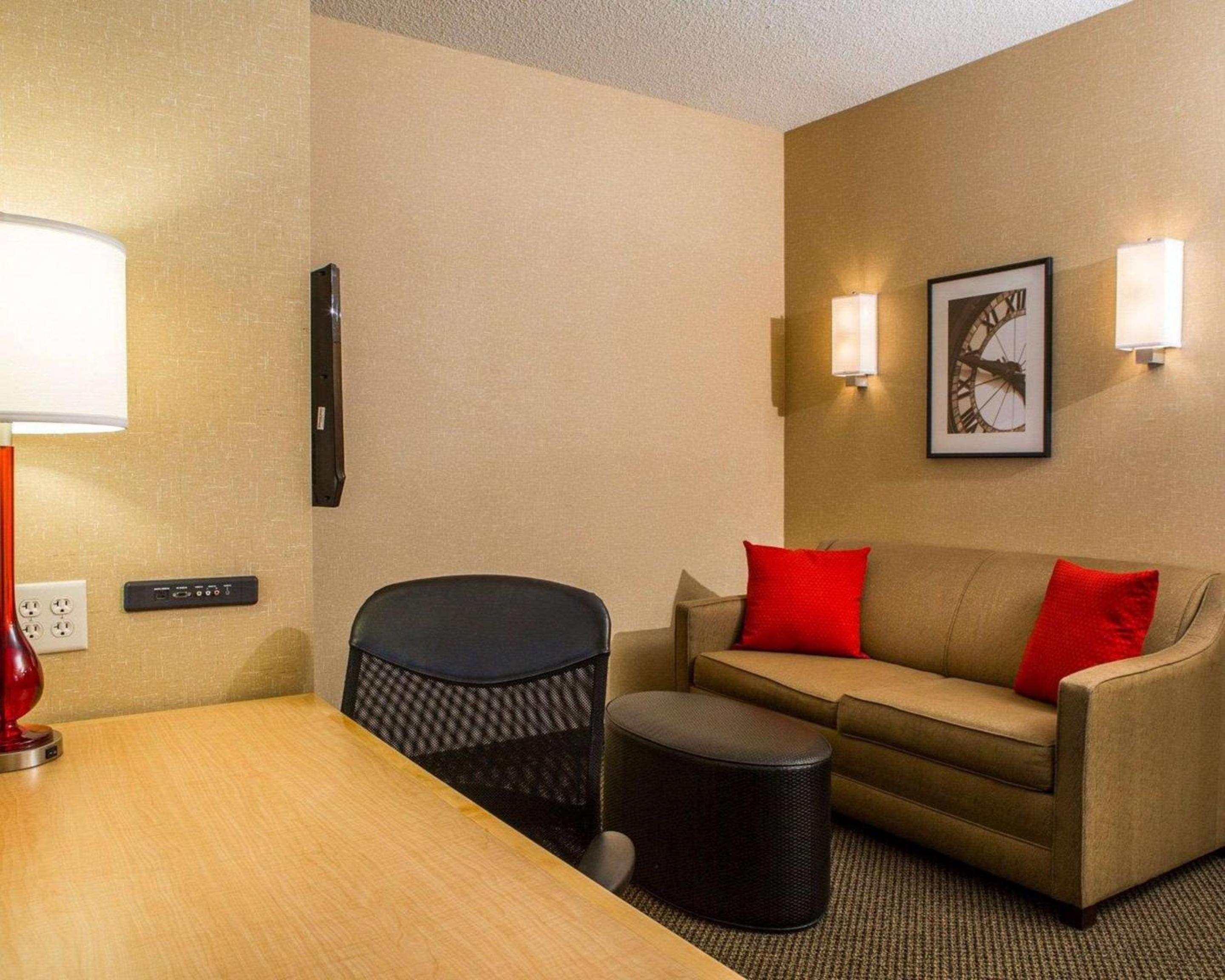 King Suite - Non-Smoking - Photo 3