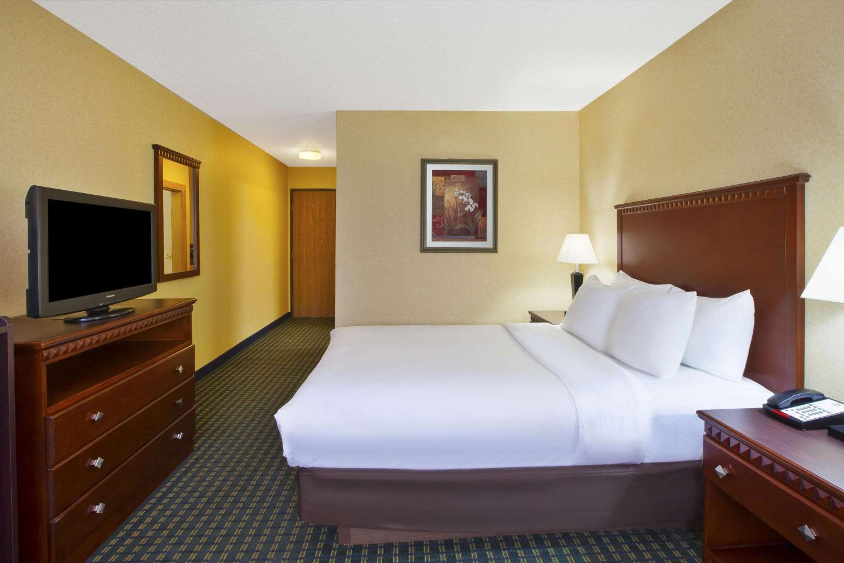 King Room - Non-Smoking - Photo 4