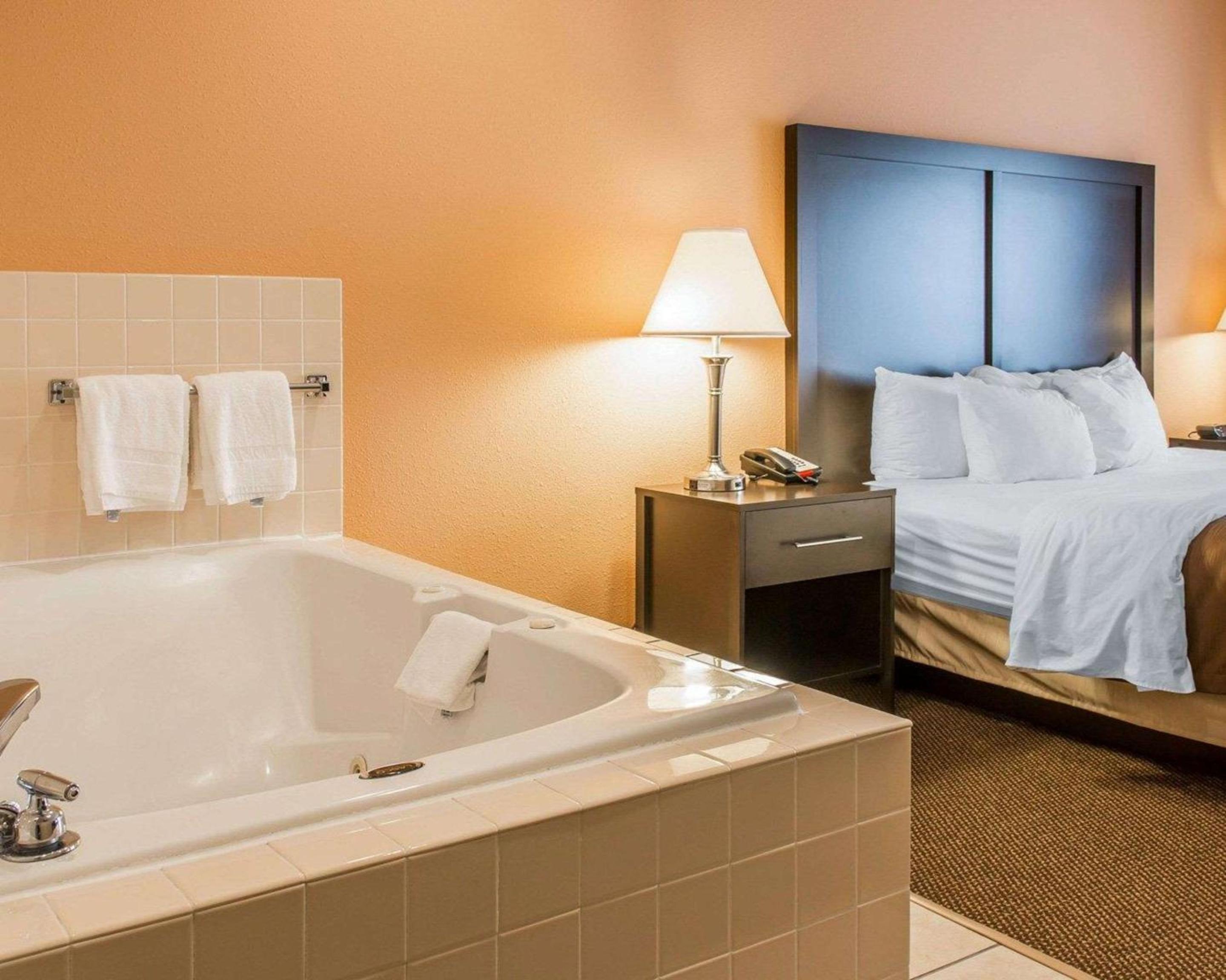 King Suite with Spa Bath - Photo 3