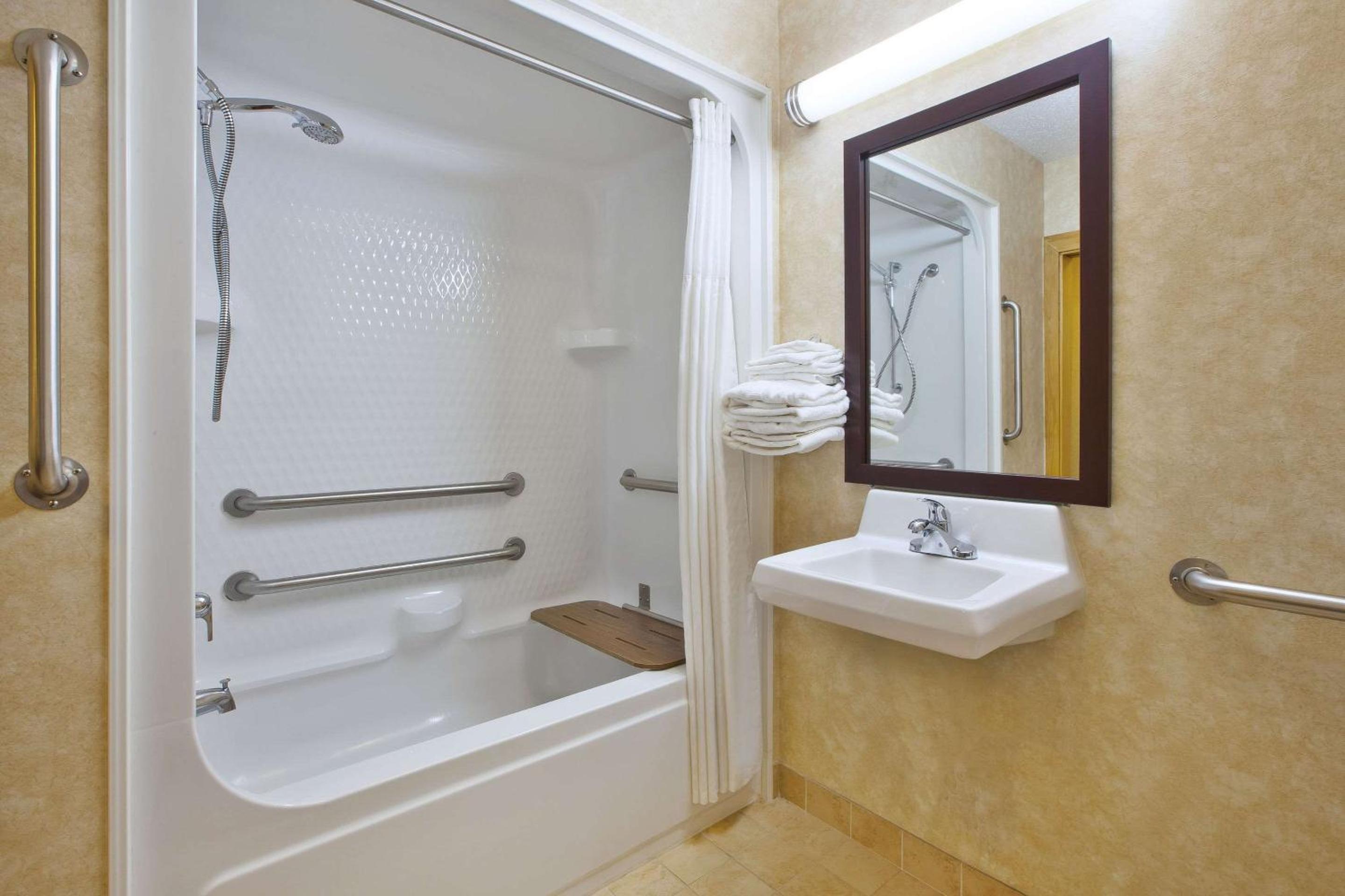 Double Room with Tub - Accessible/Non-Smoking - Photo 4