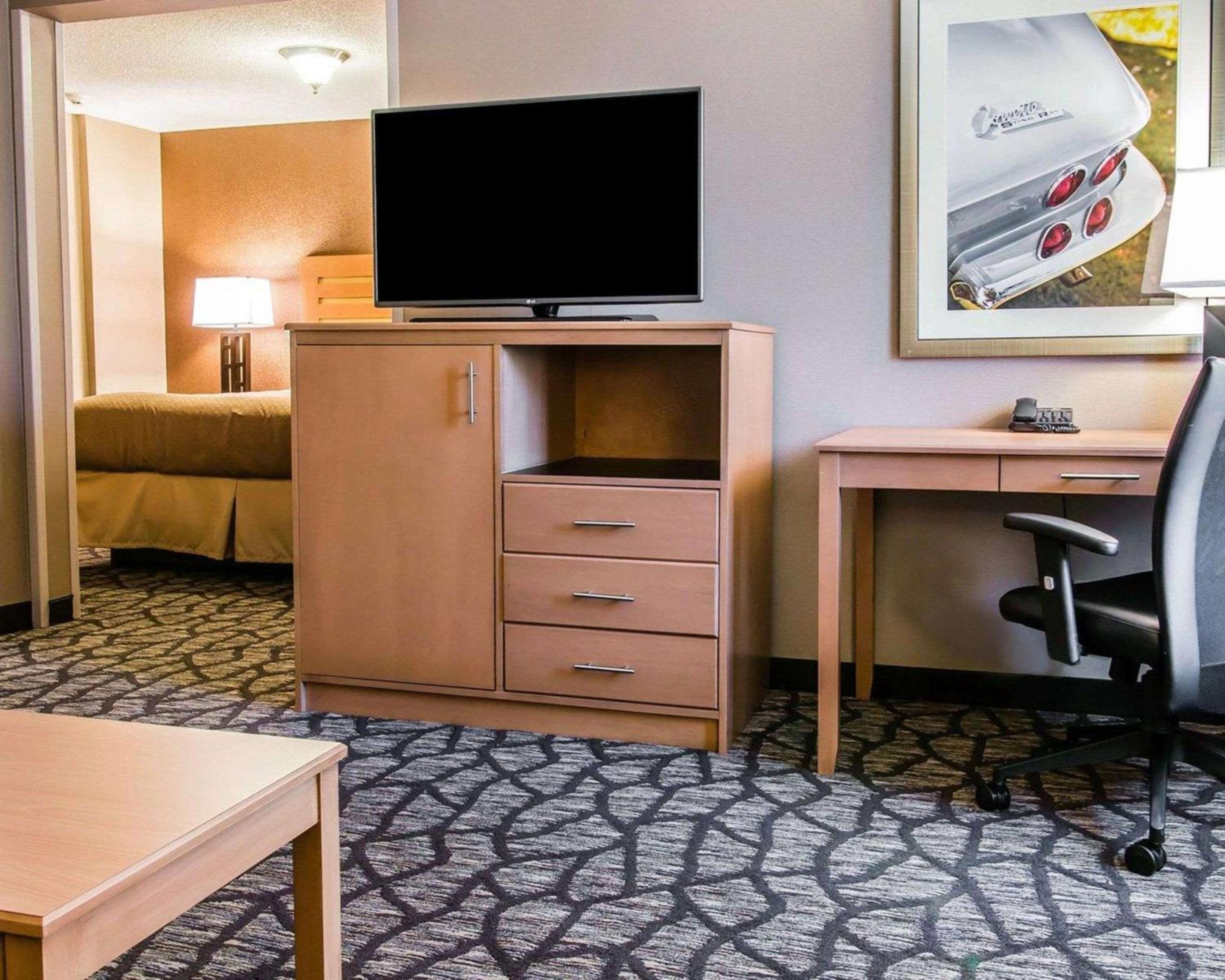 King Suite with Sofa Bed - Non-Smoking - Photo 3