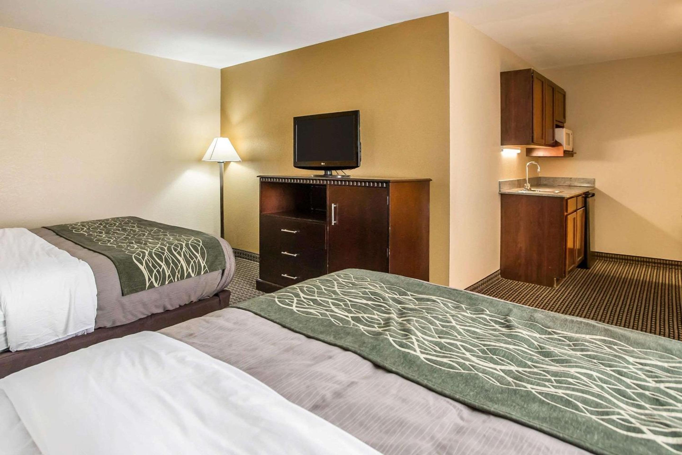 Queen Room with Two Queen Beds- Non-Smoking - Photo 3