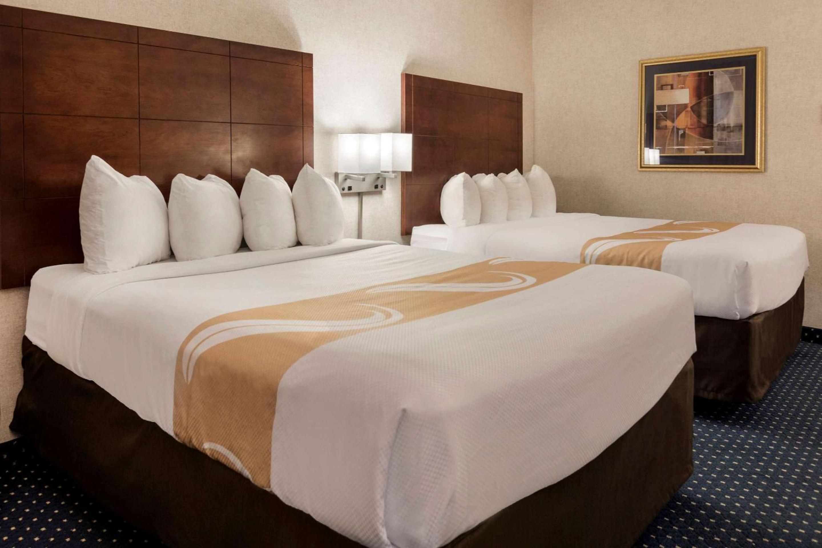 Queen Room with Two Queen Beds - Non-Smoking - Photo 3