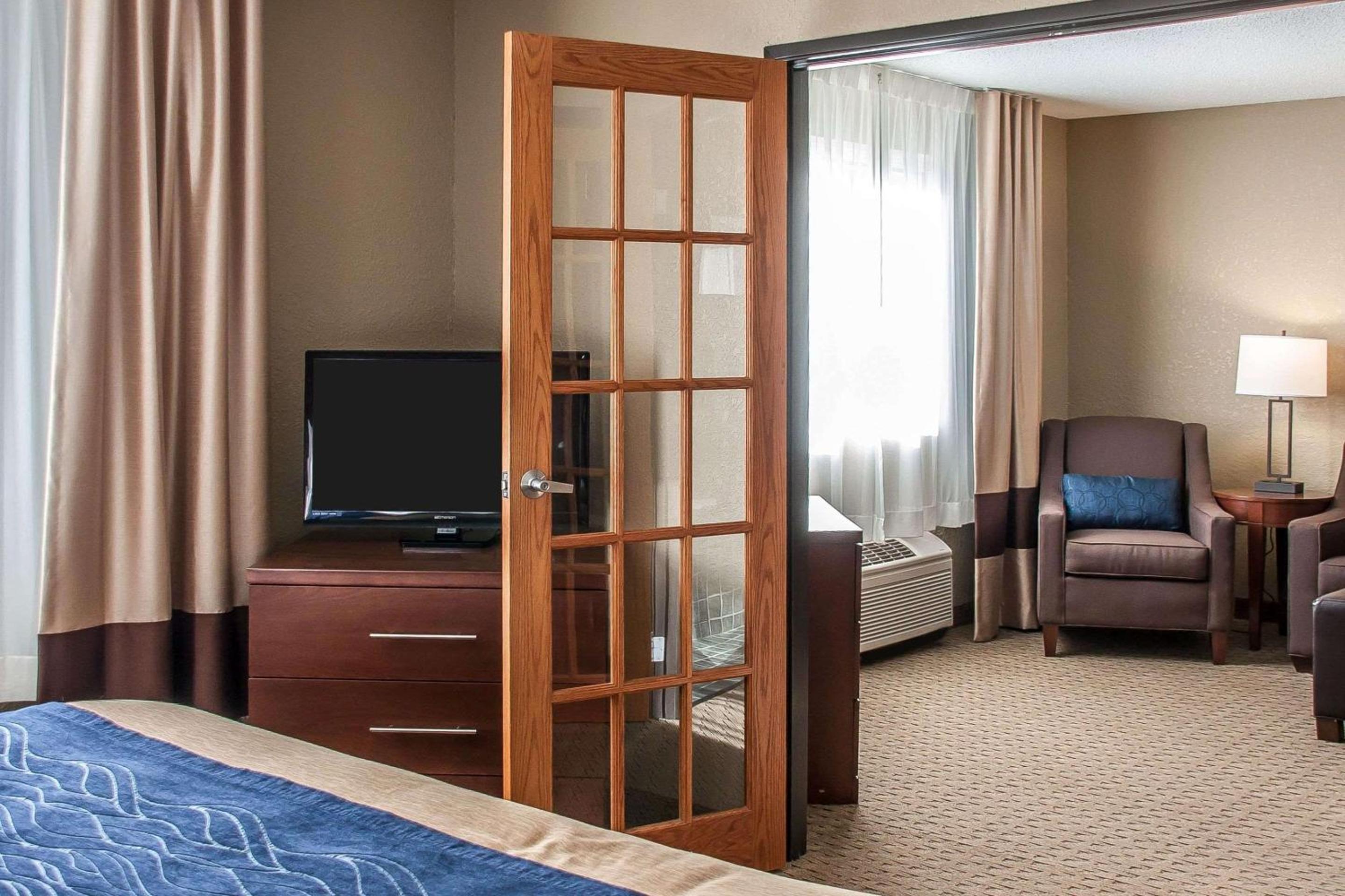 King Suite - Accessible/Non-Smoking - Photo 6