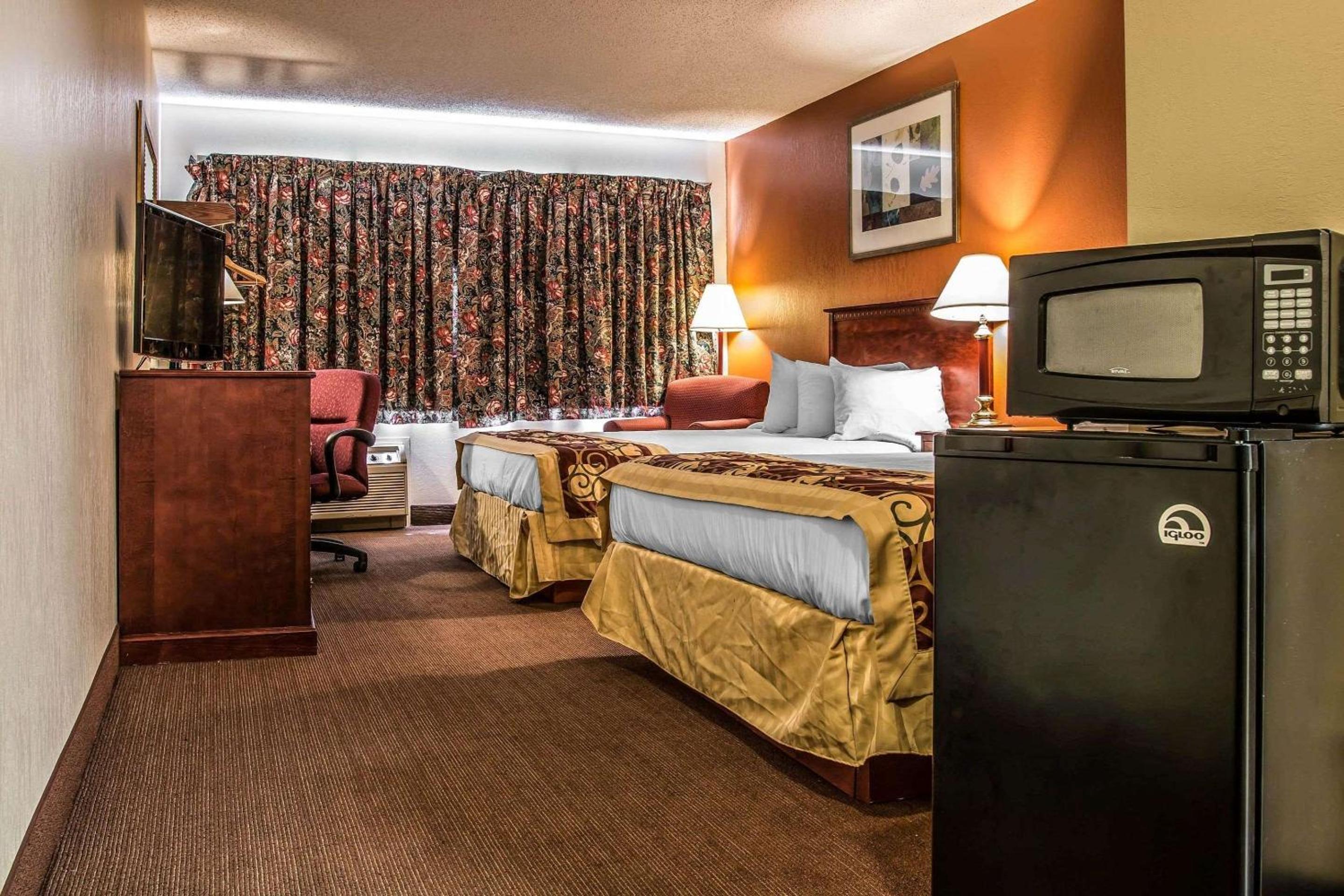 Queen Room with Two Queen Beds - Non-Smoking photo 3