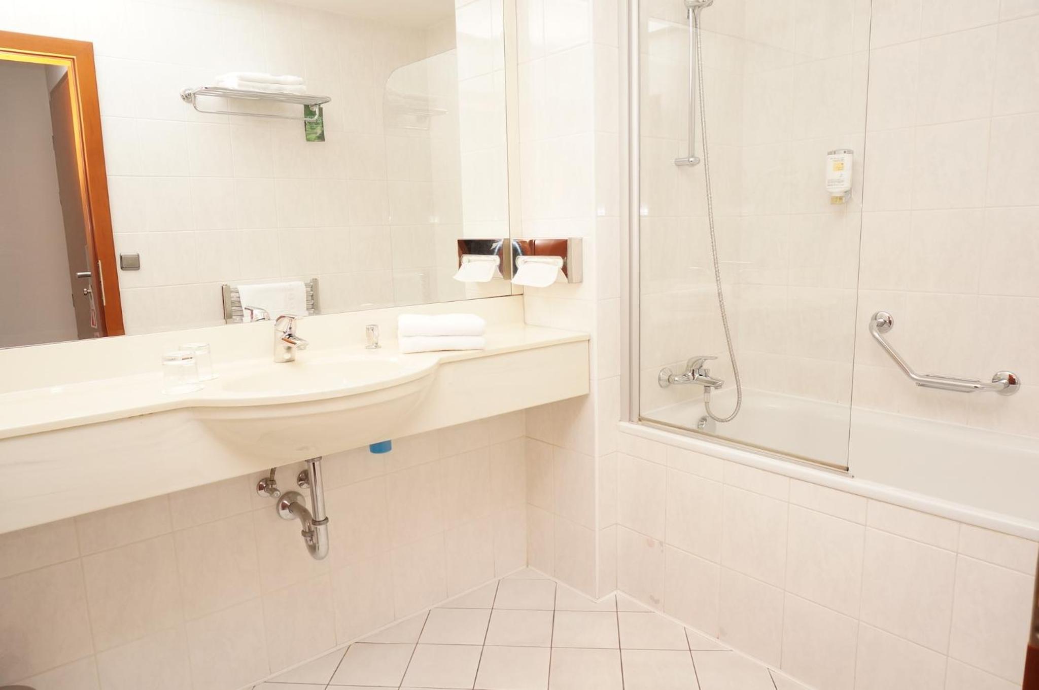 Double or Twin Room with Parking thumbnail 6