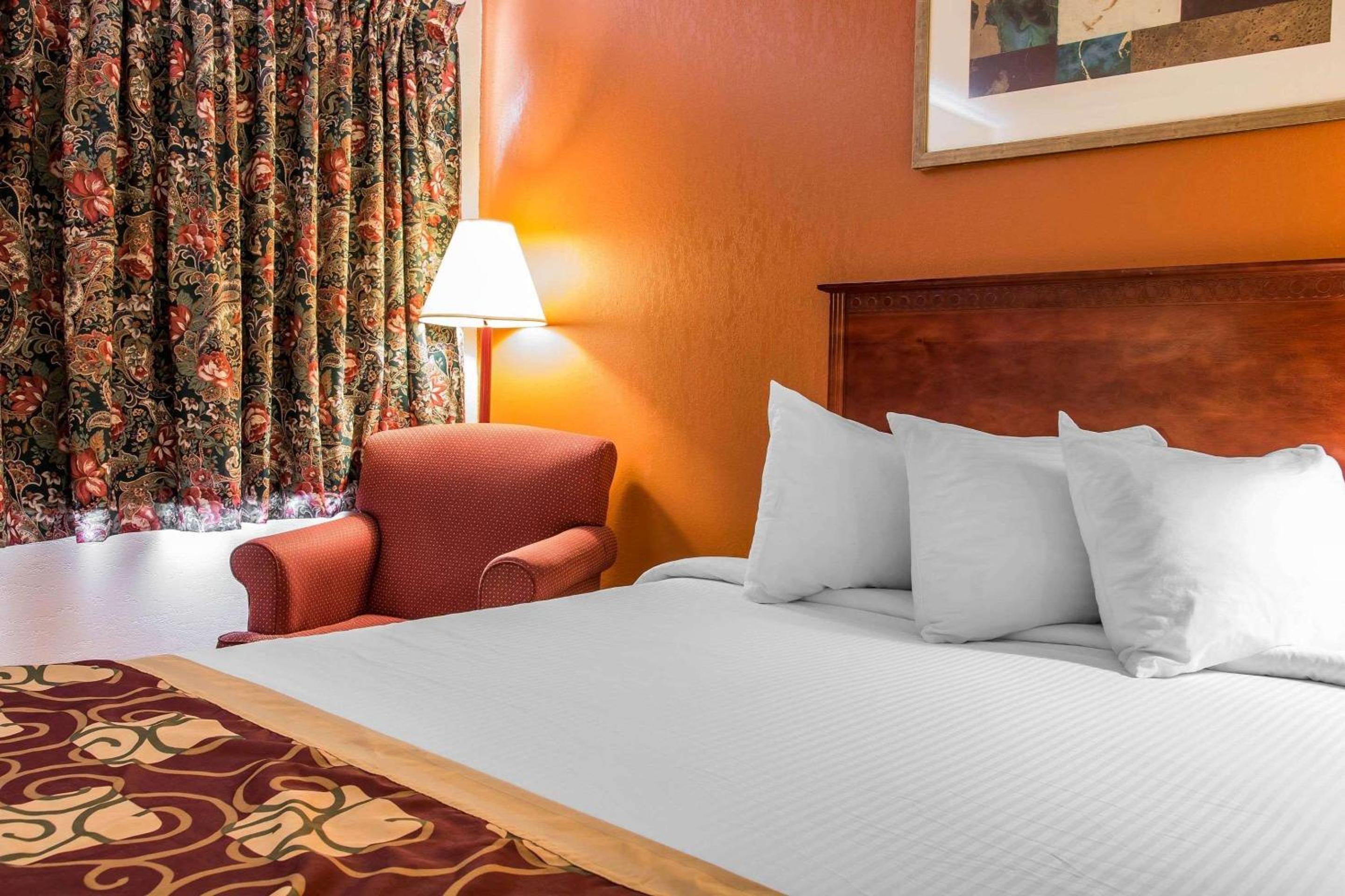 Queen Room with Two Queen Beds - Non-Smoking photo 2