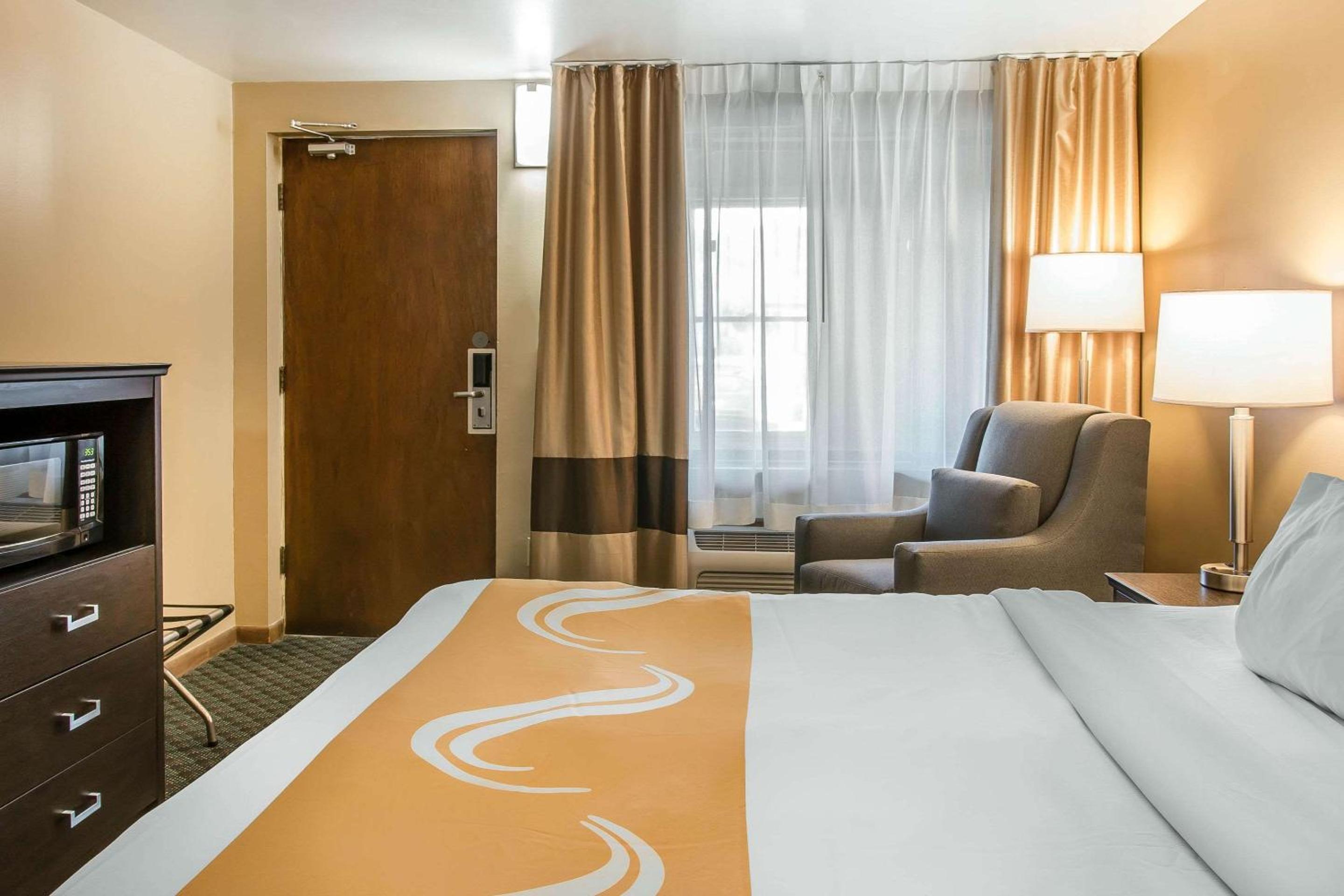King Room - Non-Smoking - Photo 2