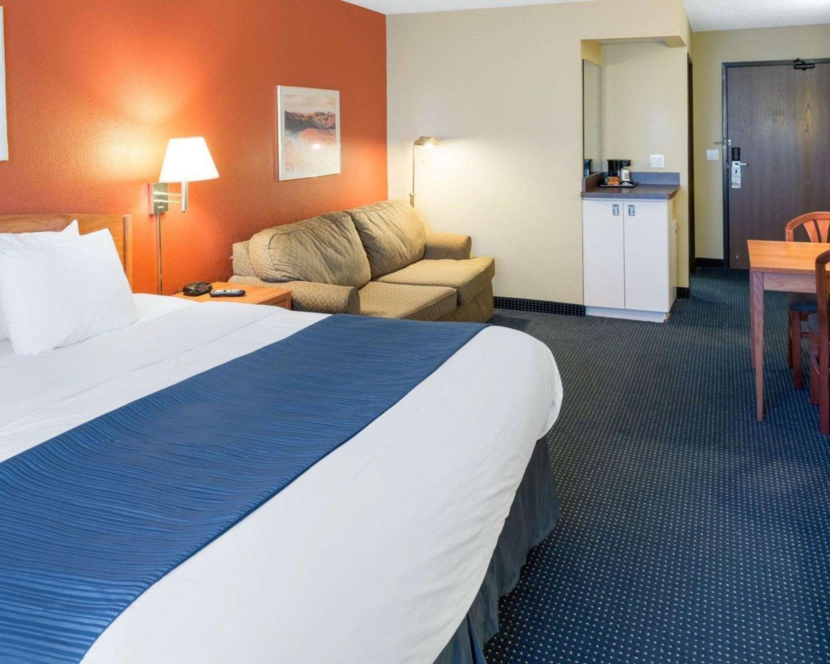 King Suite - Non-Smoking - Photo 1