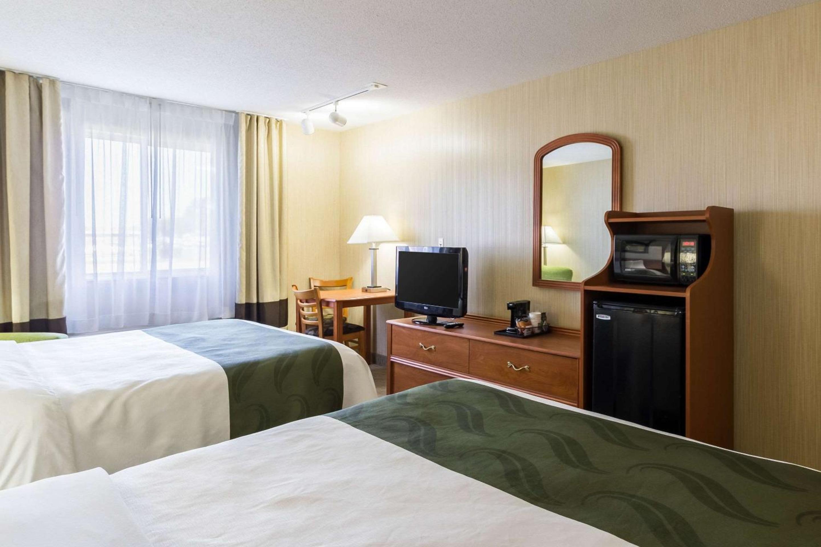 Queen Room with Two Queen Beds - Non-Smoking - Photo 2