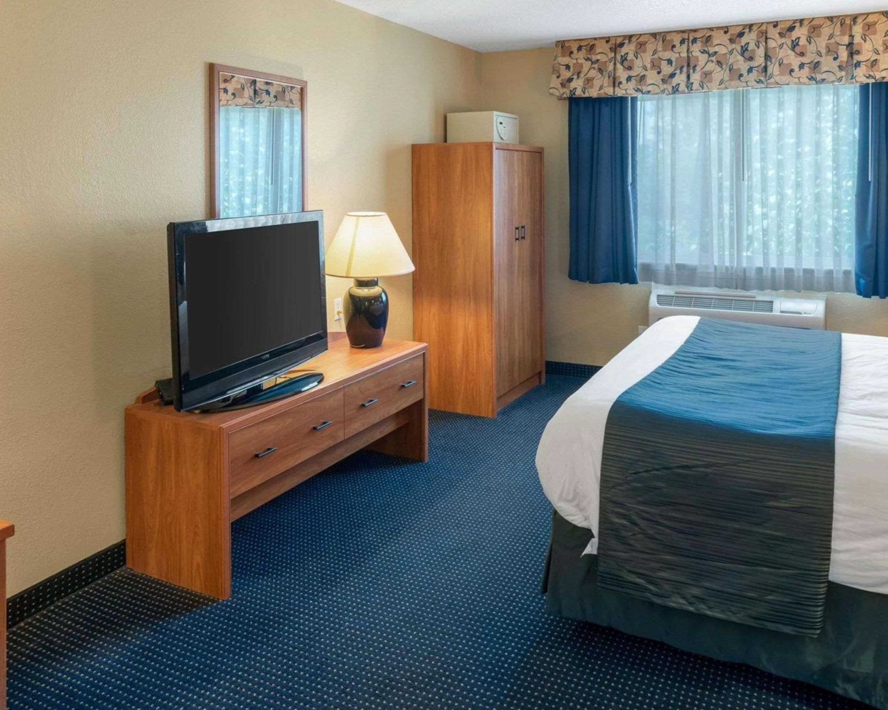 King Suite - Non-Smoking - Photo 2