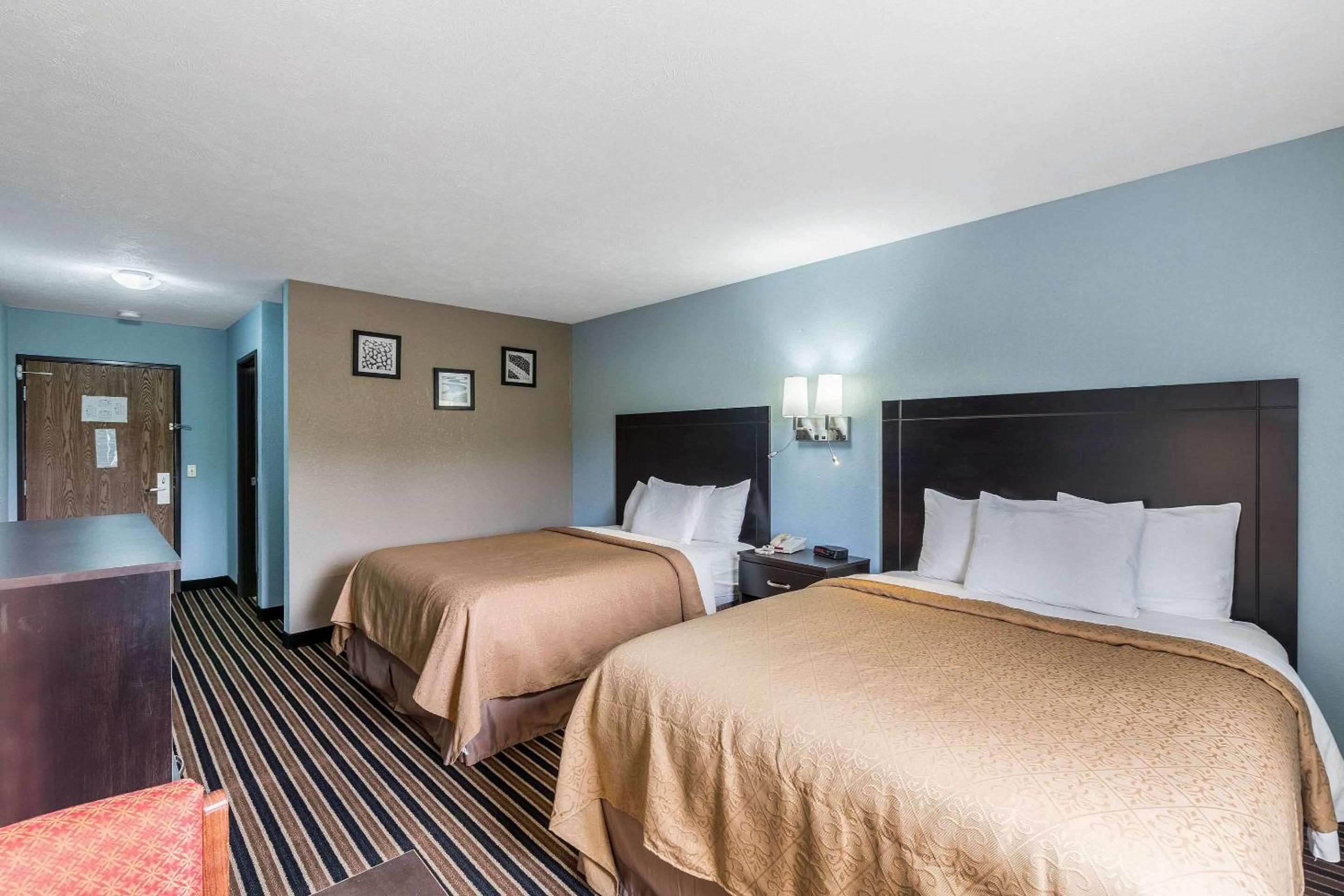 Queen Room with Two Queen Beds - Non-Smoking photo 3