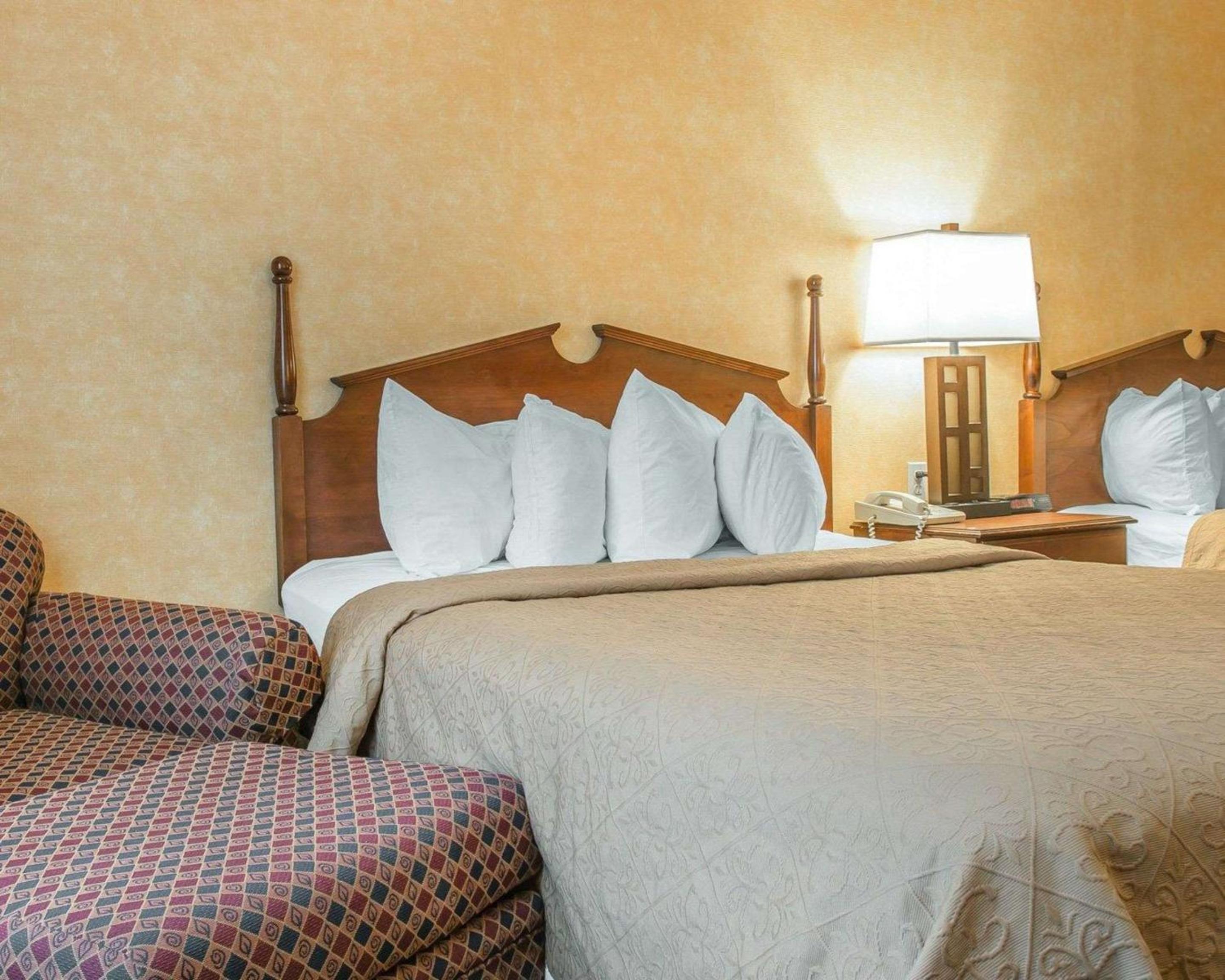Queen Room with Two Queen Beds - Non-Smoking photo 3