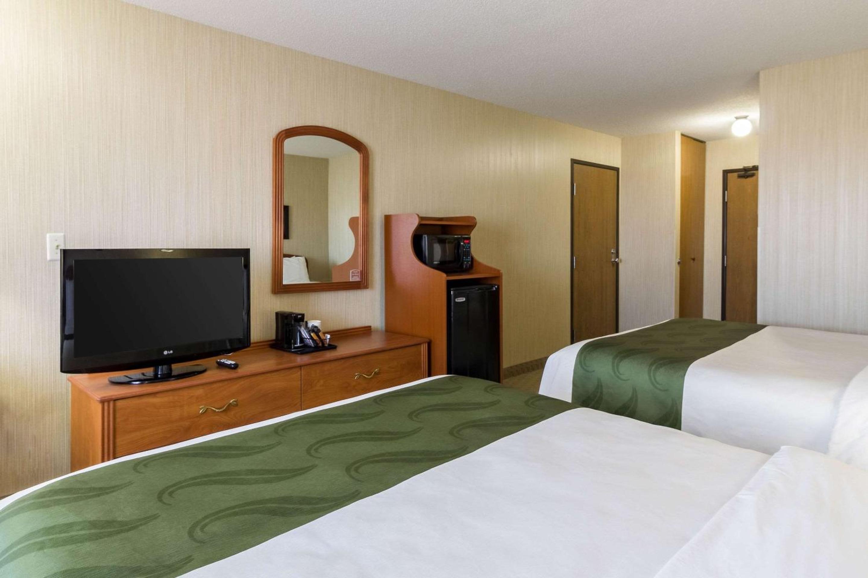 Queen Room with Two Queen Beds - Non-Smoking - Photo 3