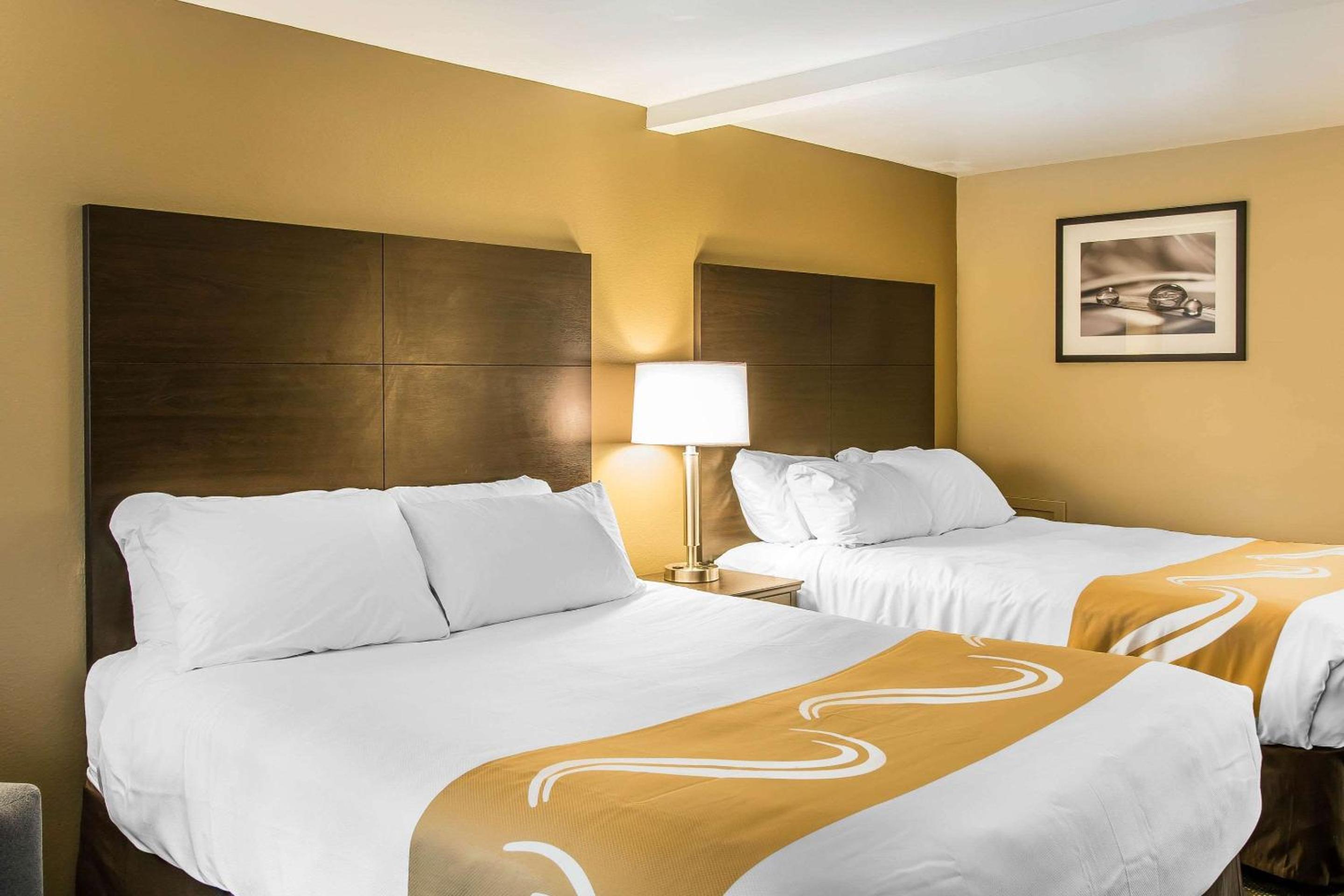 Queen Room with Two Queen Beds - Non-Smoking - Photo 2