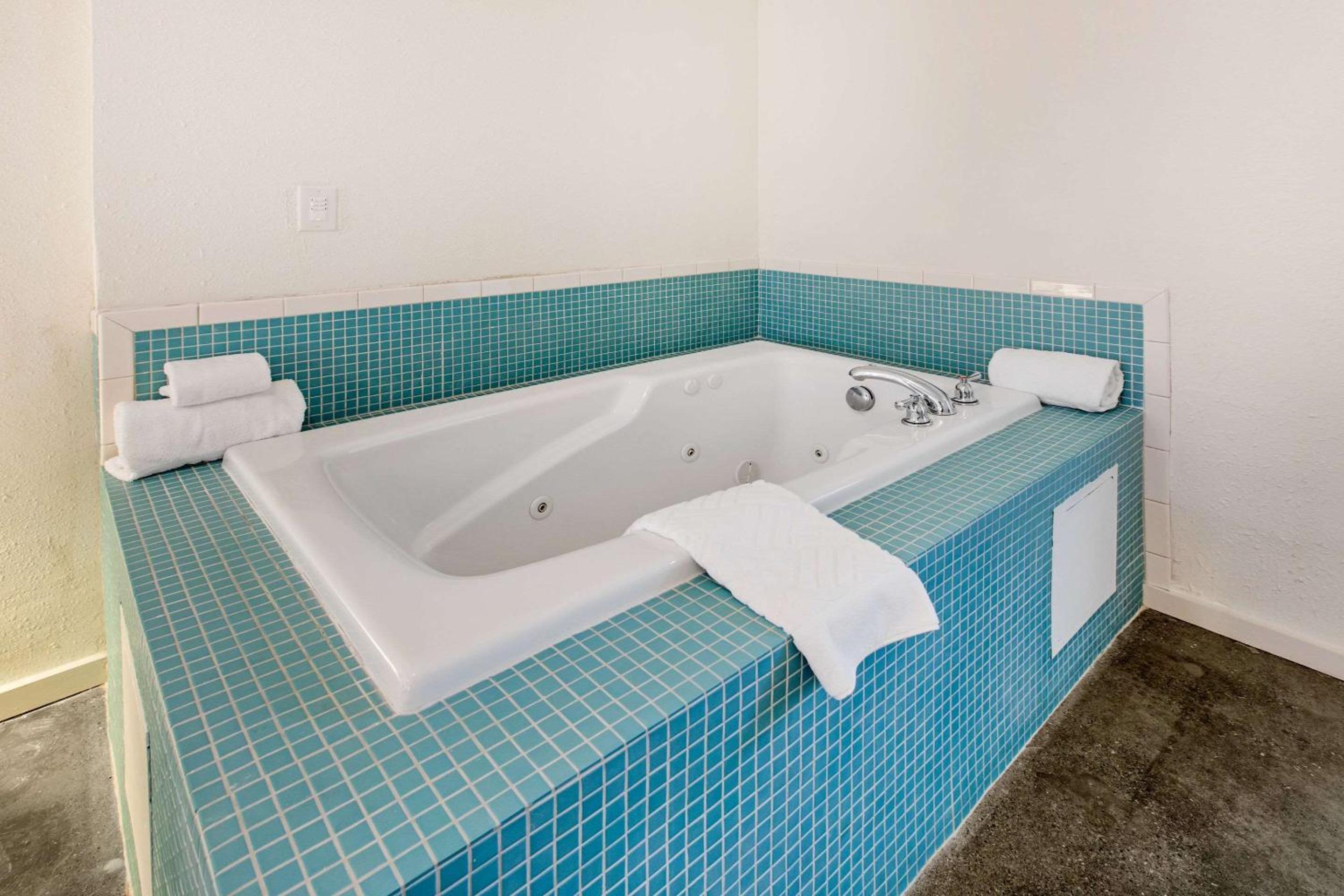 King Room with Spa Bath - Photo 3