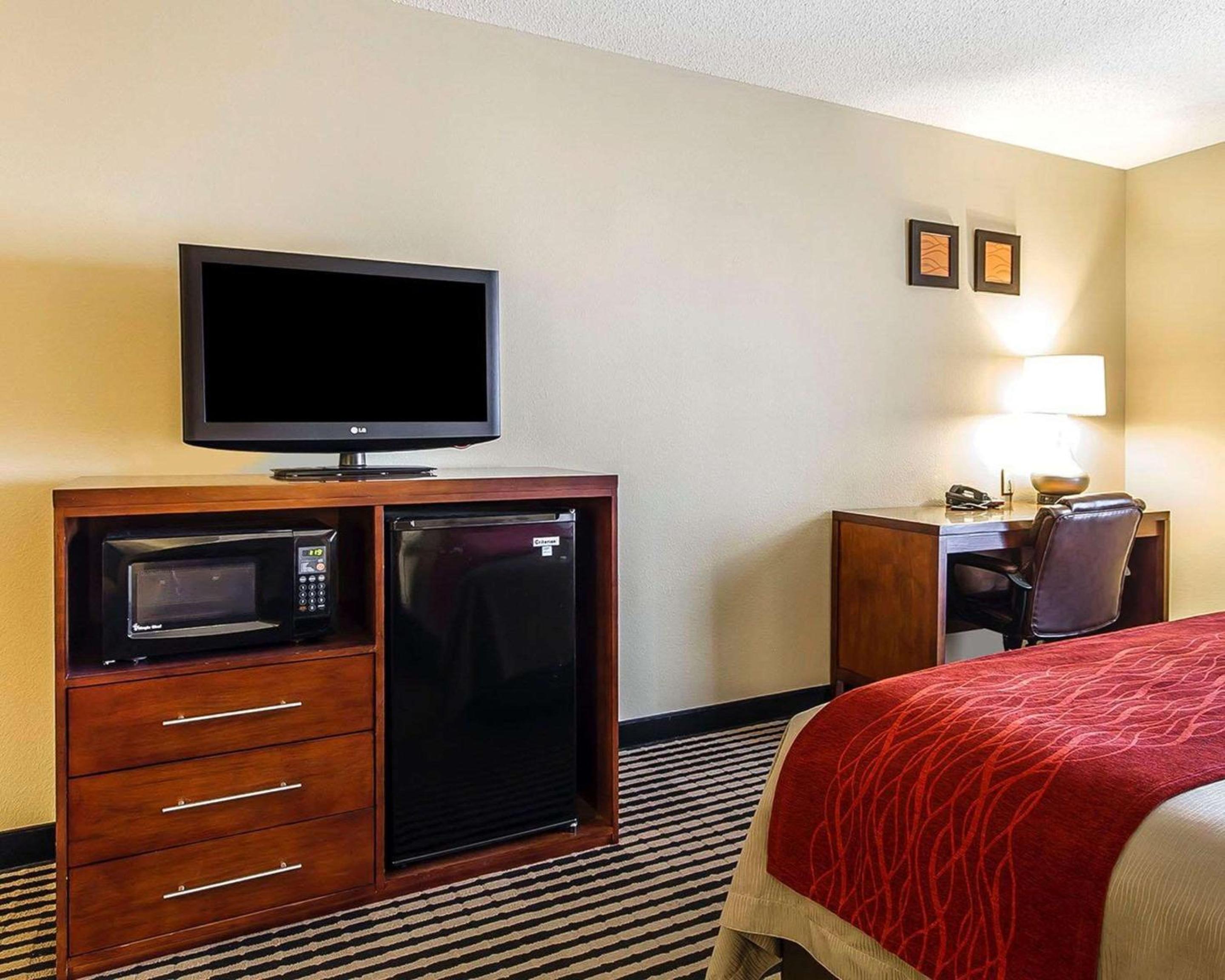 Deluxe King Room - Non-Smoking - Photo 2