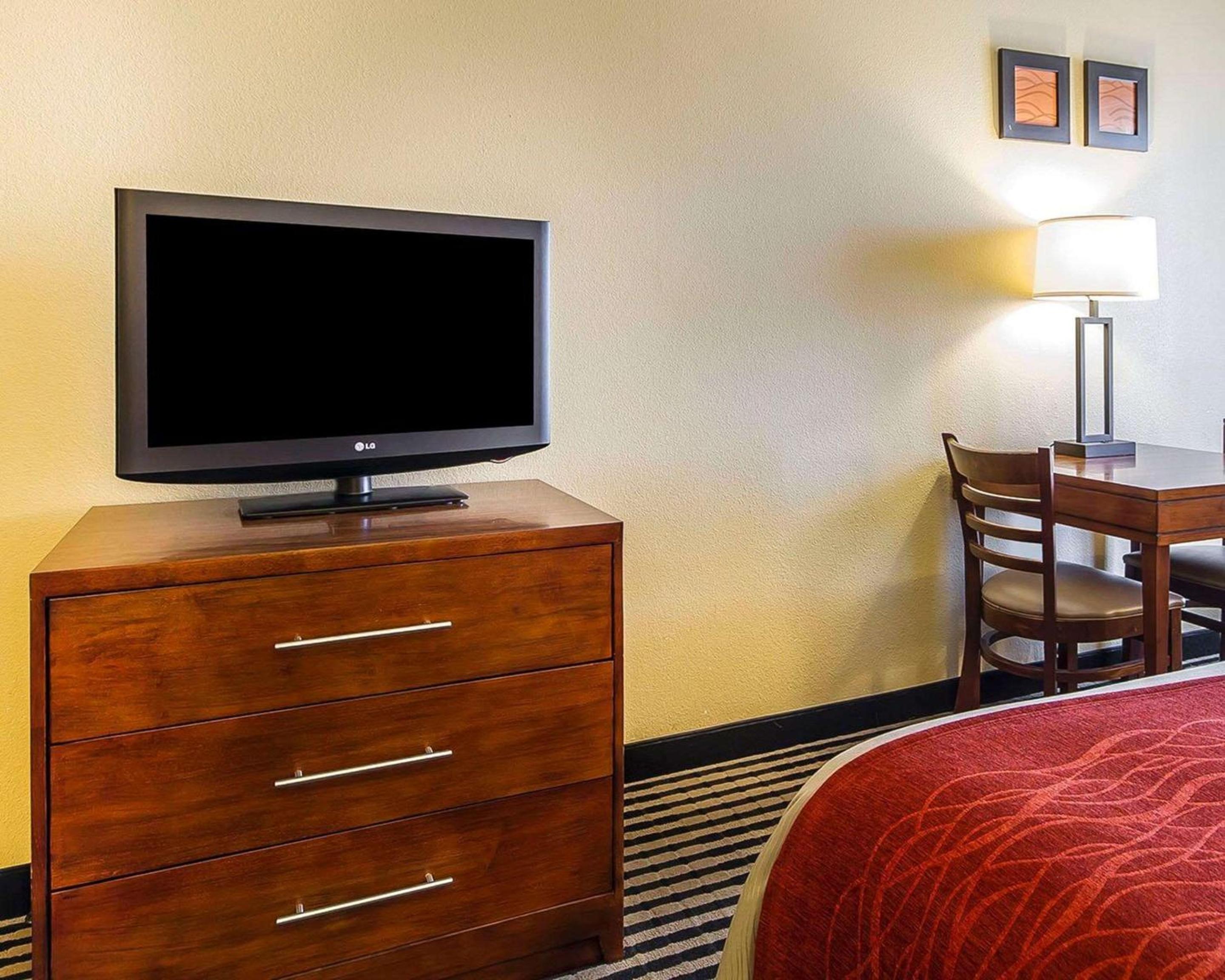 Queen Room with Two Queen Beds - Non-Smoking - Photo 2