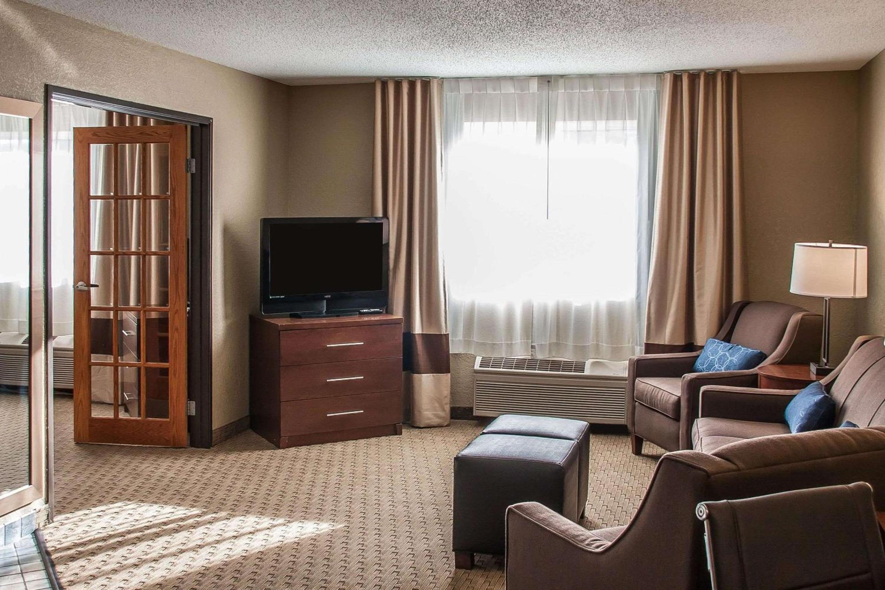 King Suite - Accessible/Non-Smoking - Photo 2