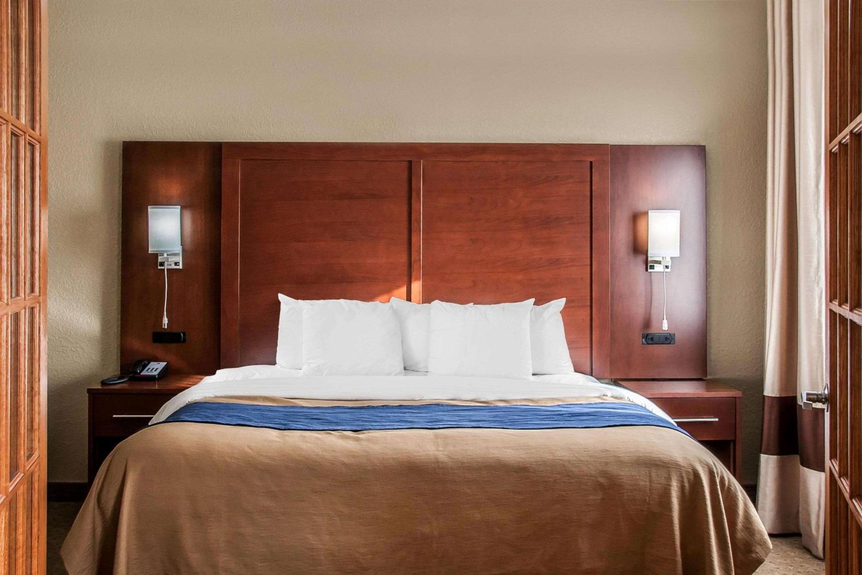 King Suite - Accessible/Non-Smoking - Photo 8