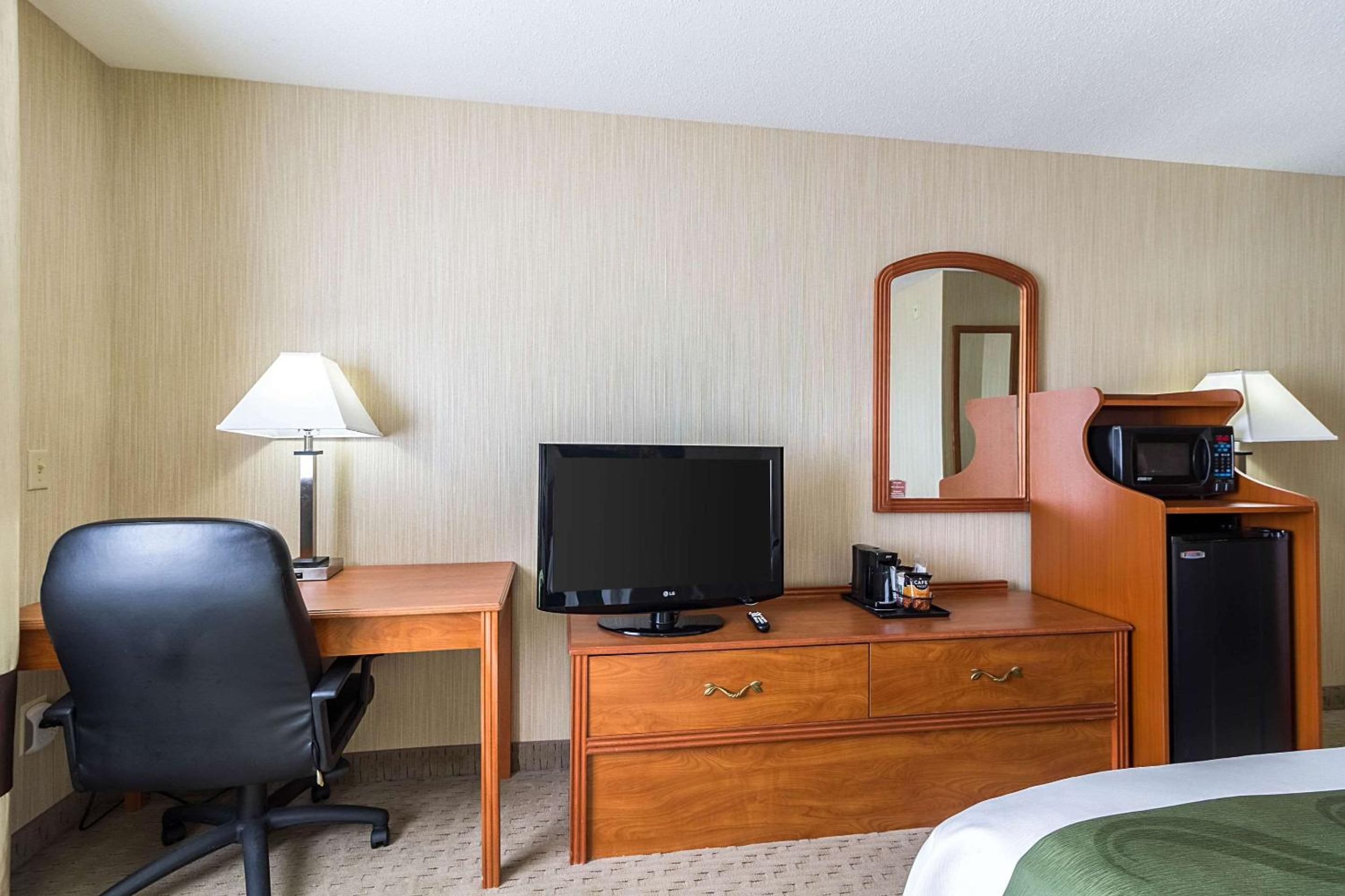 Queen Room - Non-Smoking photo 2