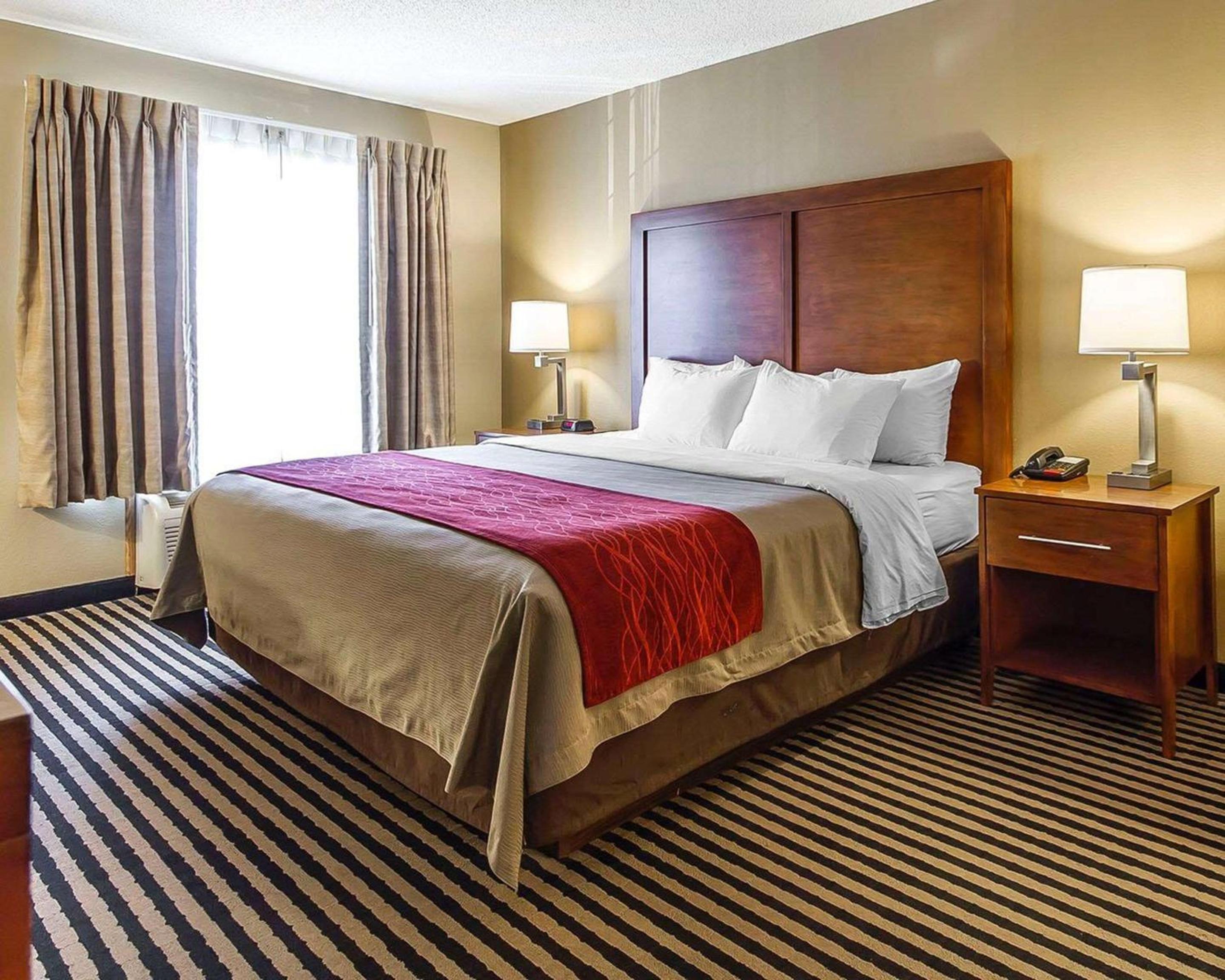 Deluxe King Room - Non-Smoking - Photo 3