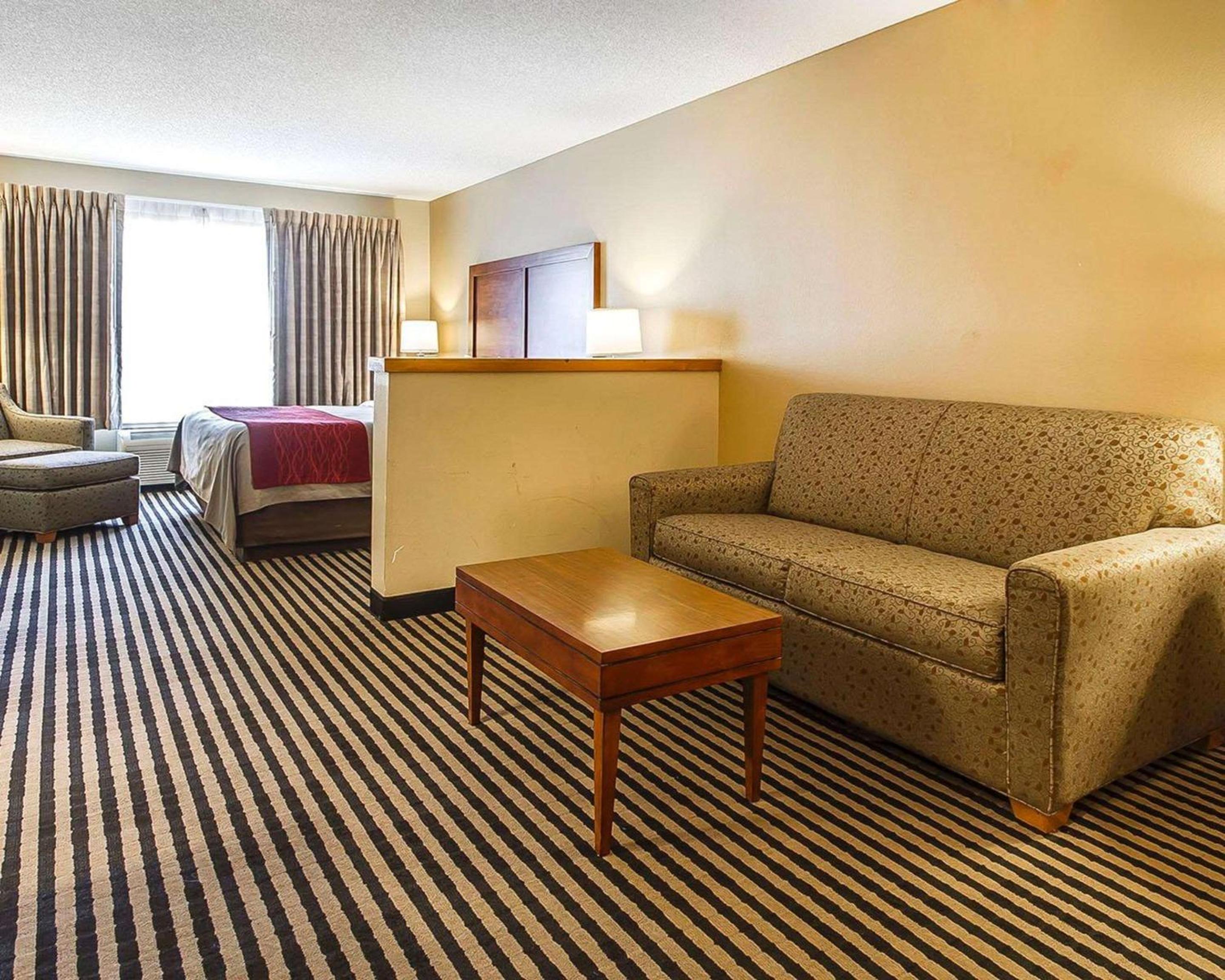 King Room - Non-Smoking - Photo 2