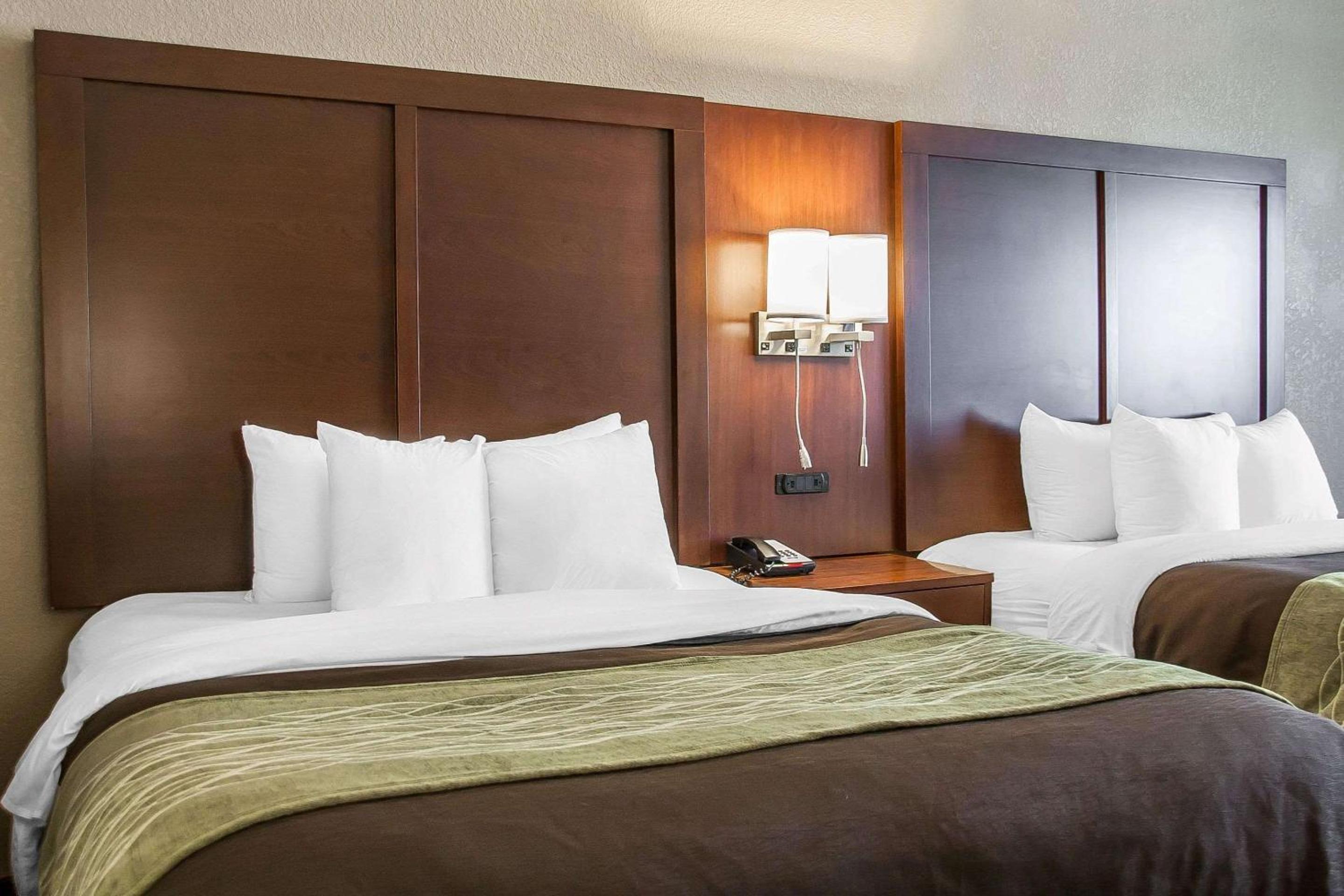 Queen Room with Two Queen Beds - Non-Smoking - Photo 6