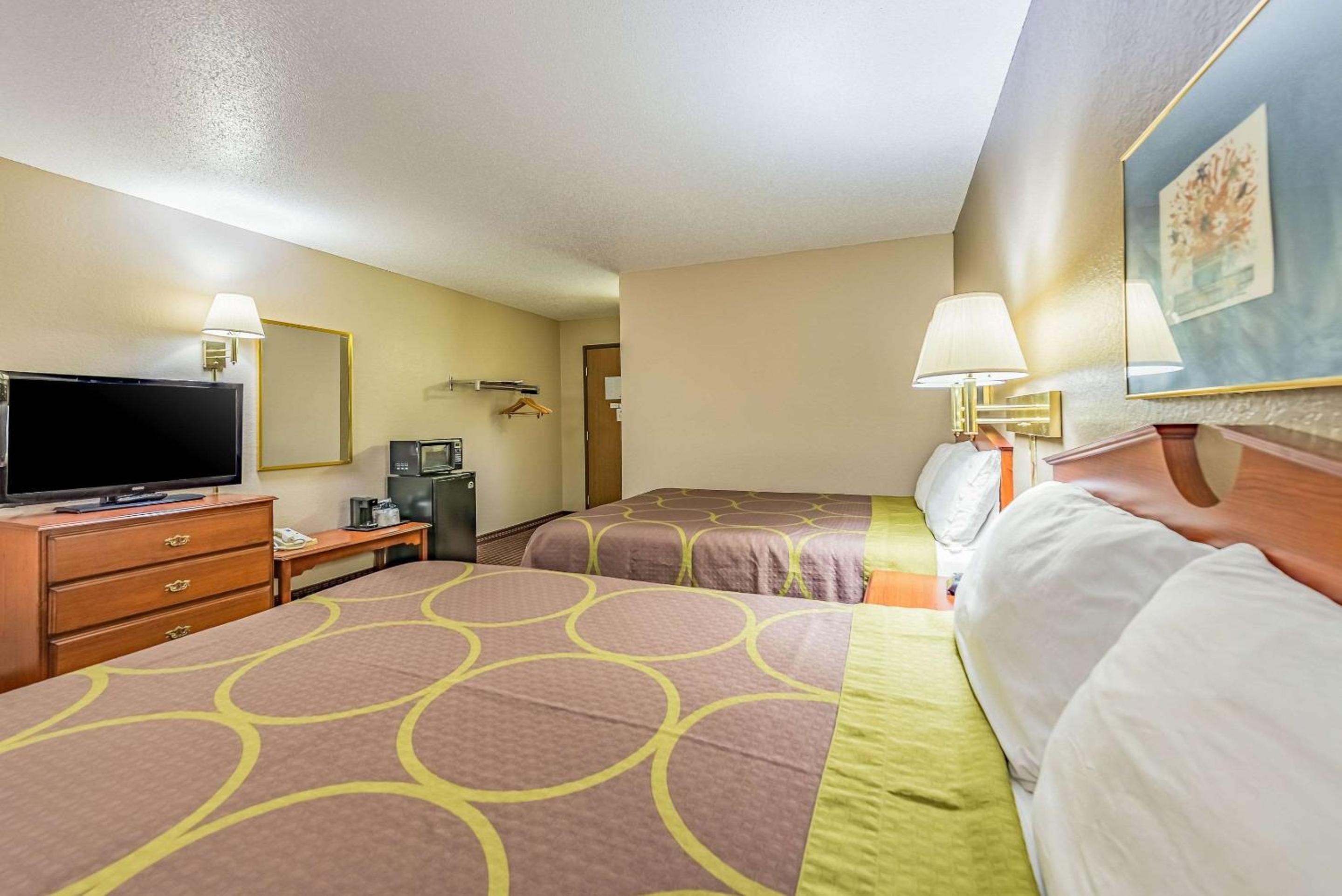 Queen Room with Two Queen Beds - Non-Smoking photo 1