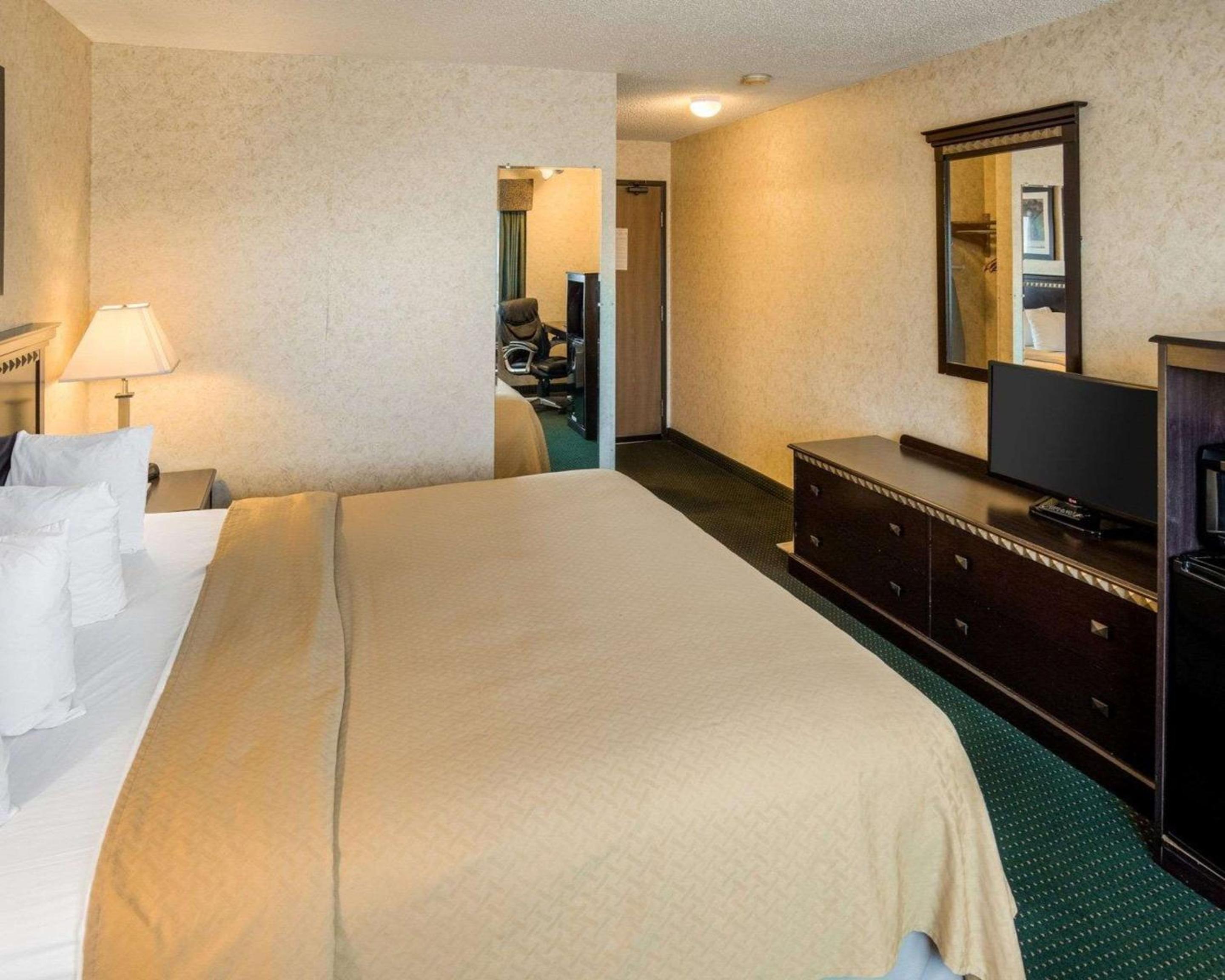 King Room - Non-Smoking - Photo 1