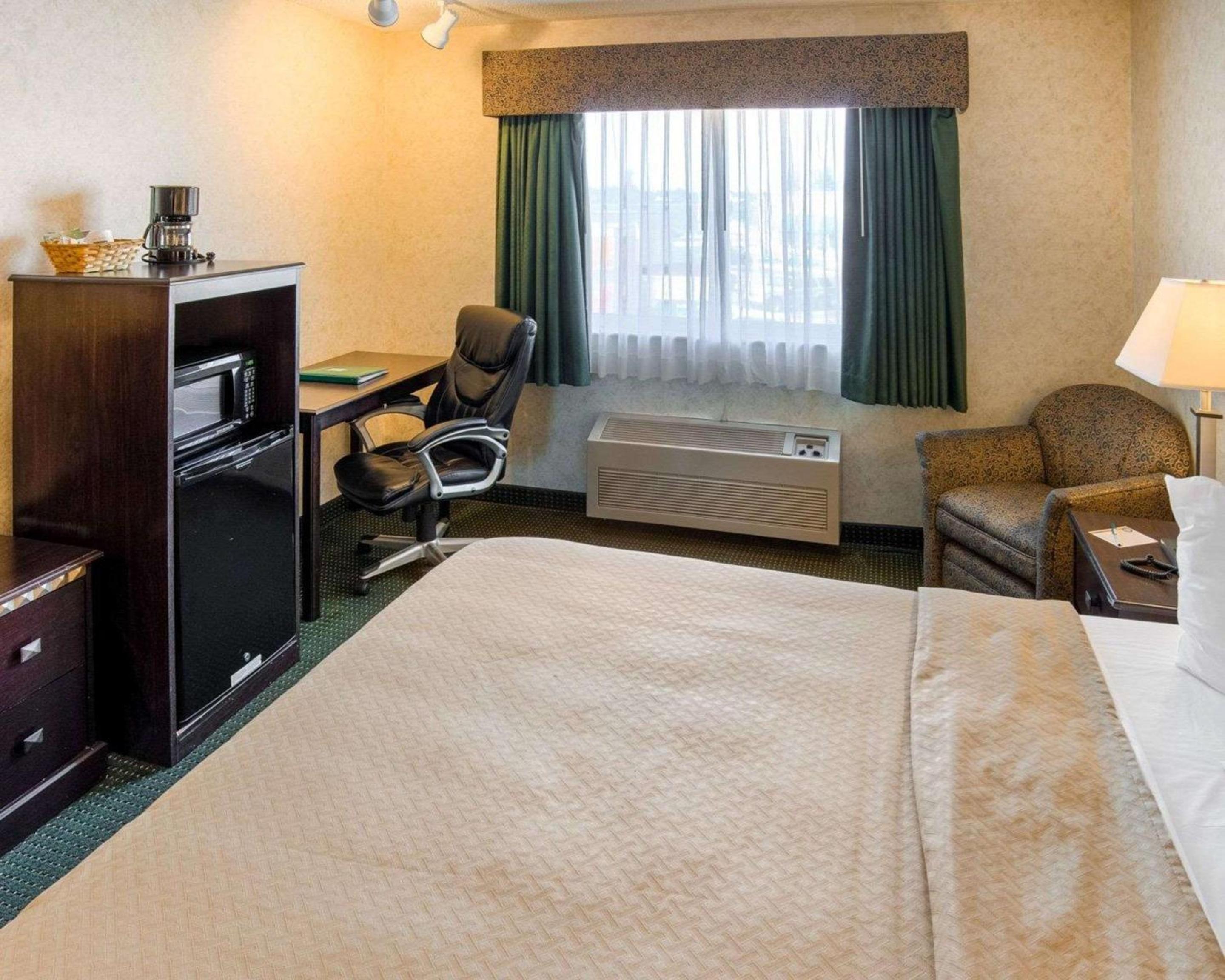 King Room - Non-Smoking - Photo 2