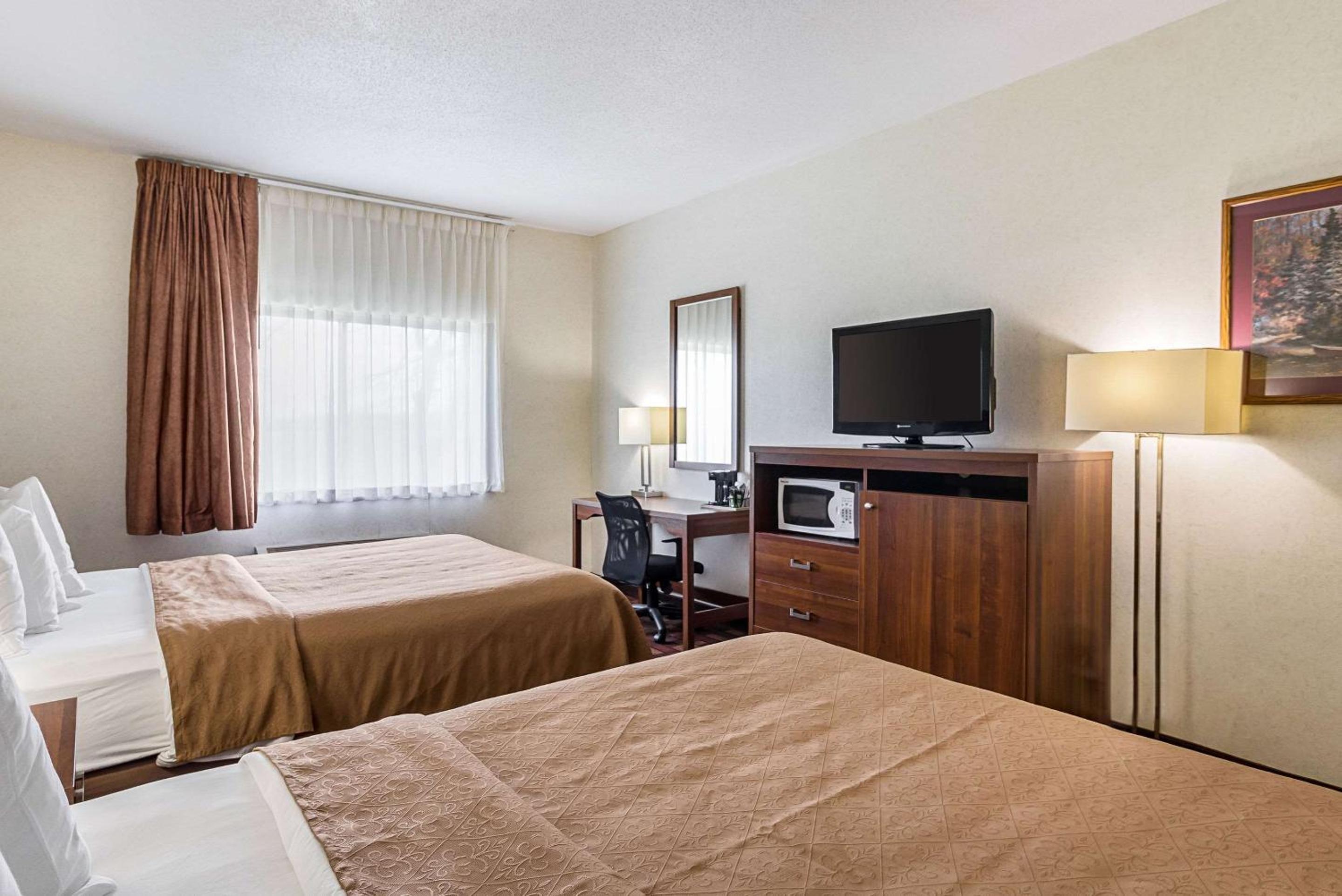Queen Room with Two Queen Beds - Non-Smoking - Photo 2