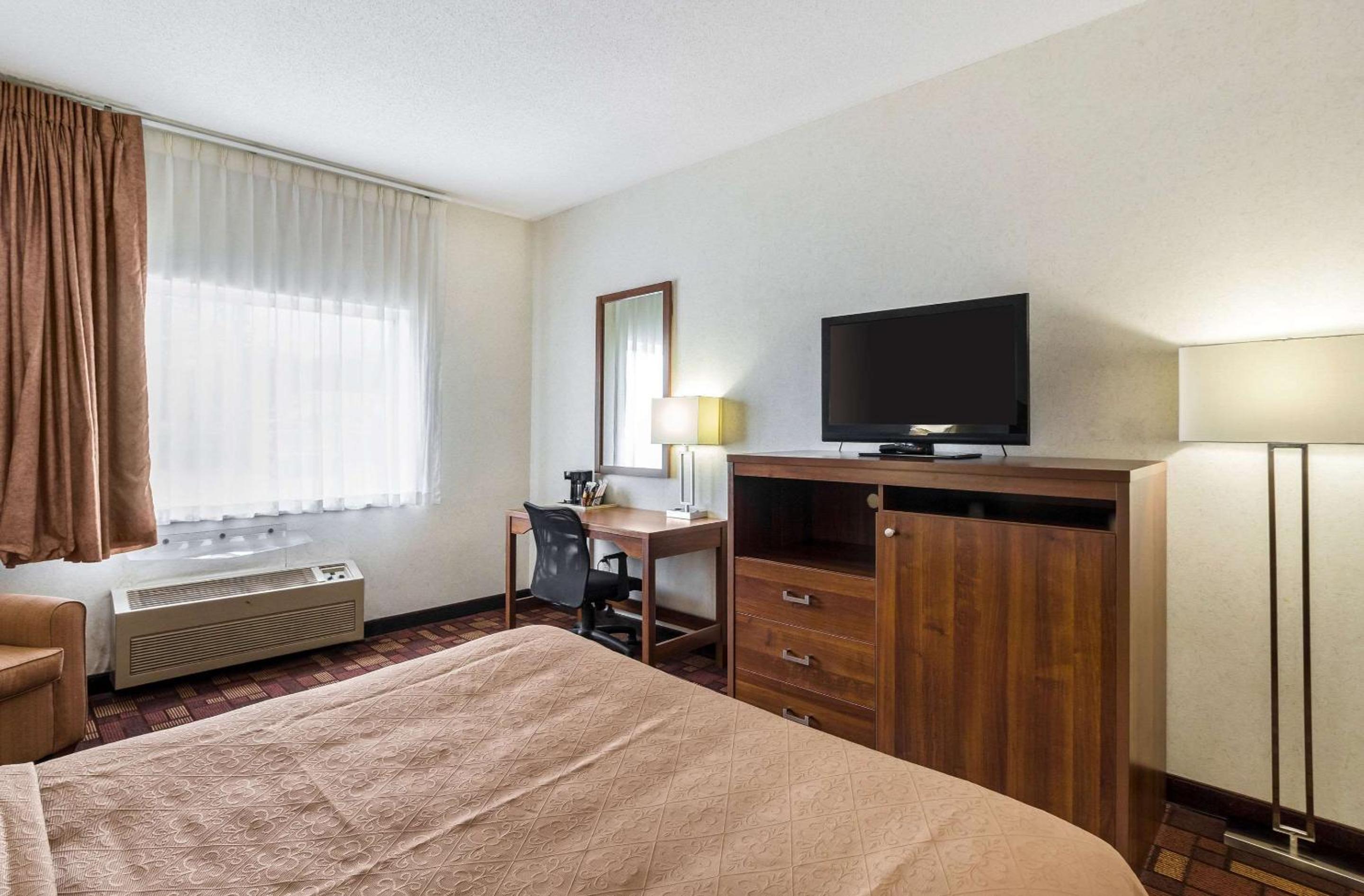 Queen Room - Non-Smoking - Photo 4