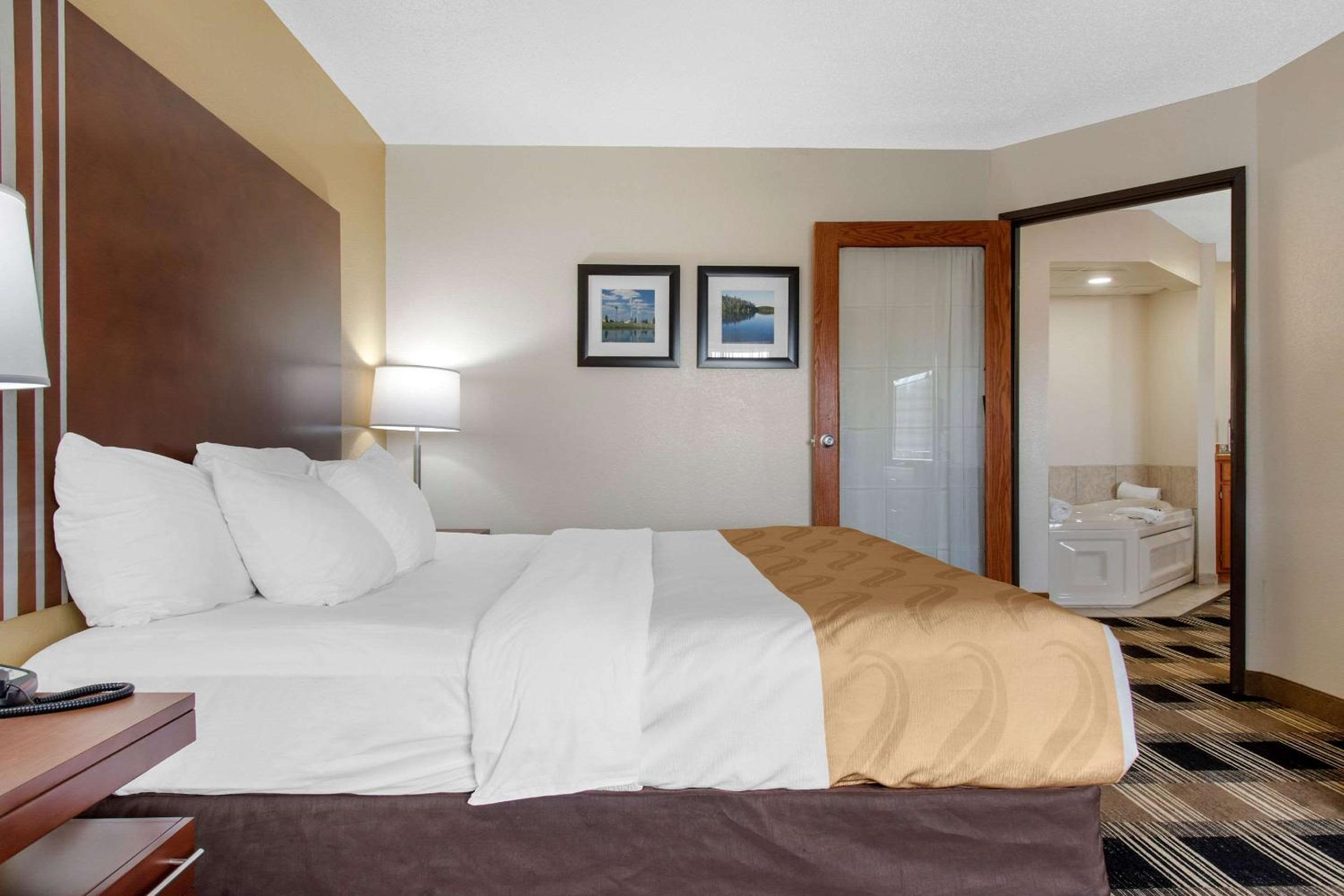 King Room - Non-Smoking - Photo 5