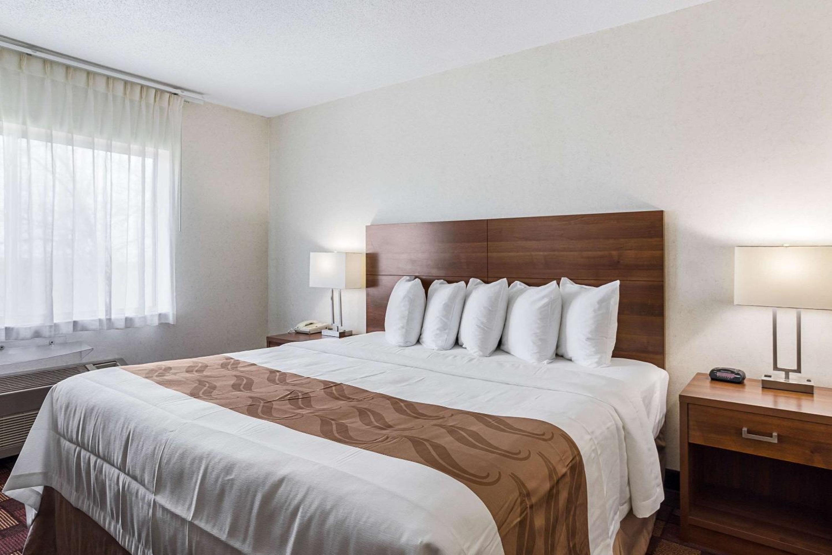 King Suite - Non-Smoking - Photo 2
