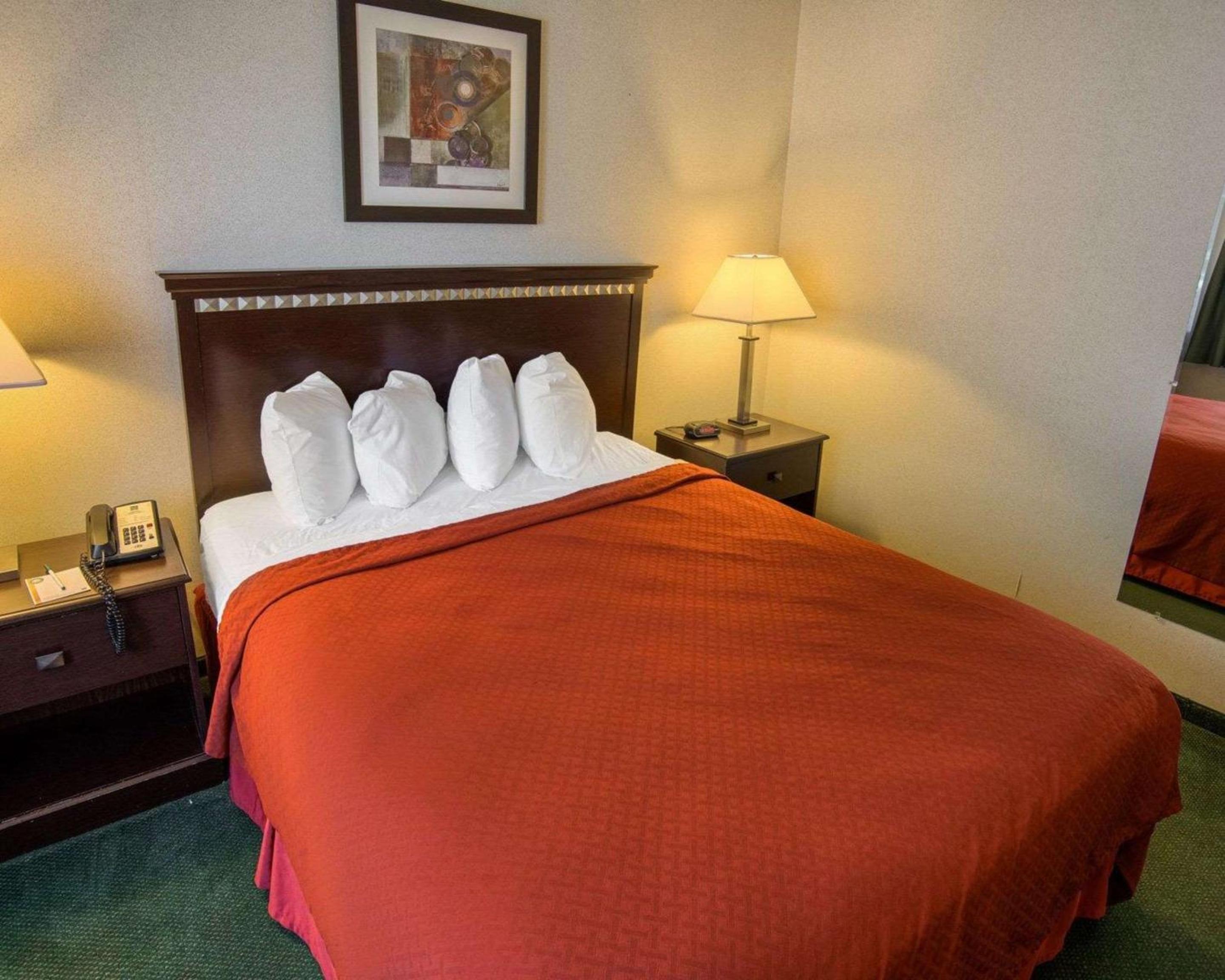 Queen Room - Accessible/Nonsmoking photo 1