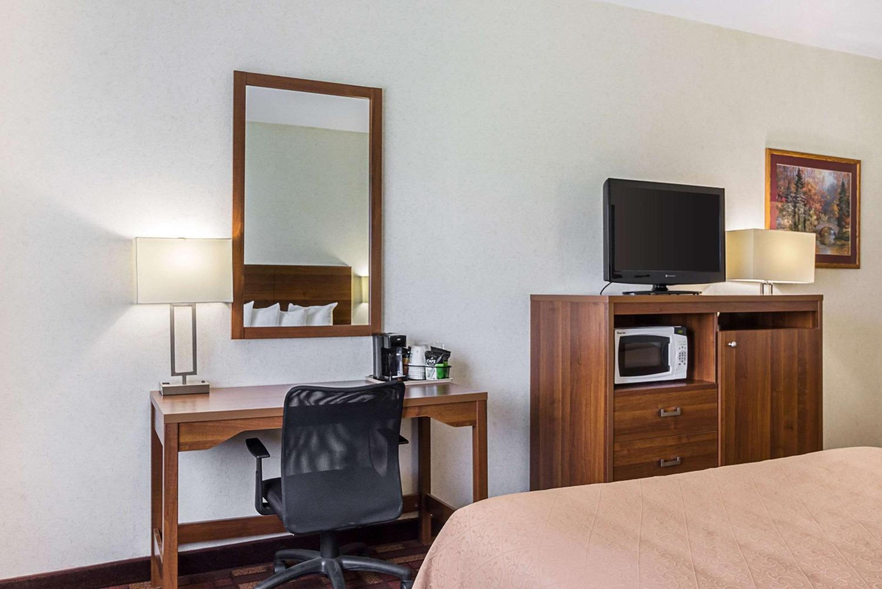 Queen Room with Two Queen Beds - Non-Smoking - Photo 3